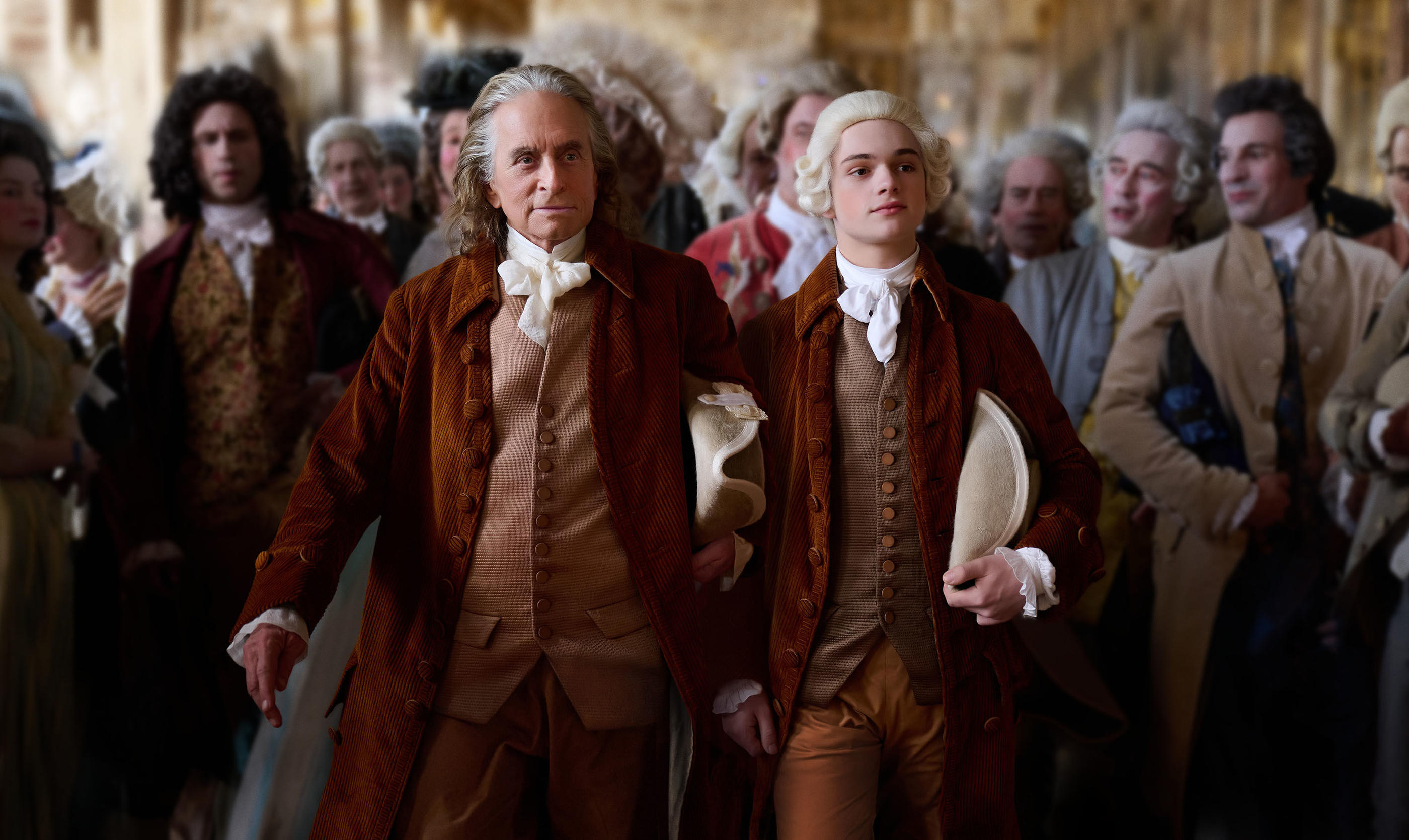 Michael Douglas et Noah Jupe dans «Franklin», série qui retrace la venue de Benjamin Franklin en France. Apple TV+/Rémy Grandroques