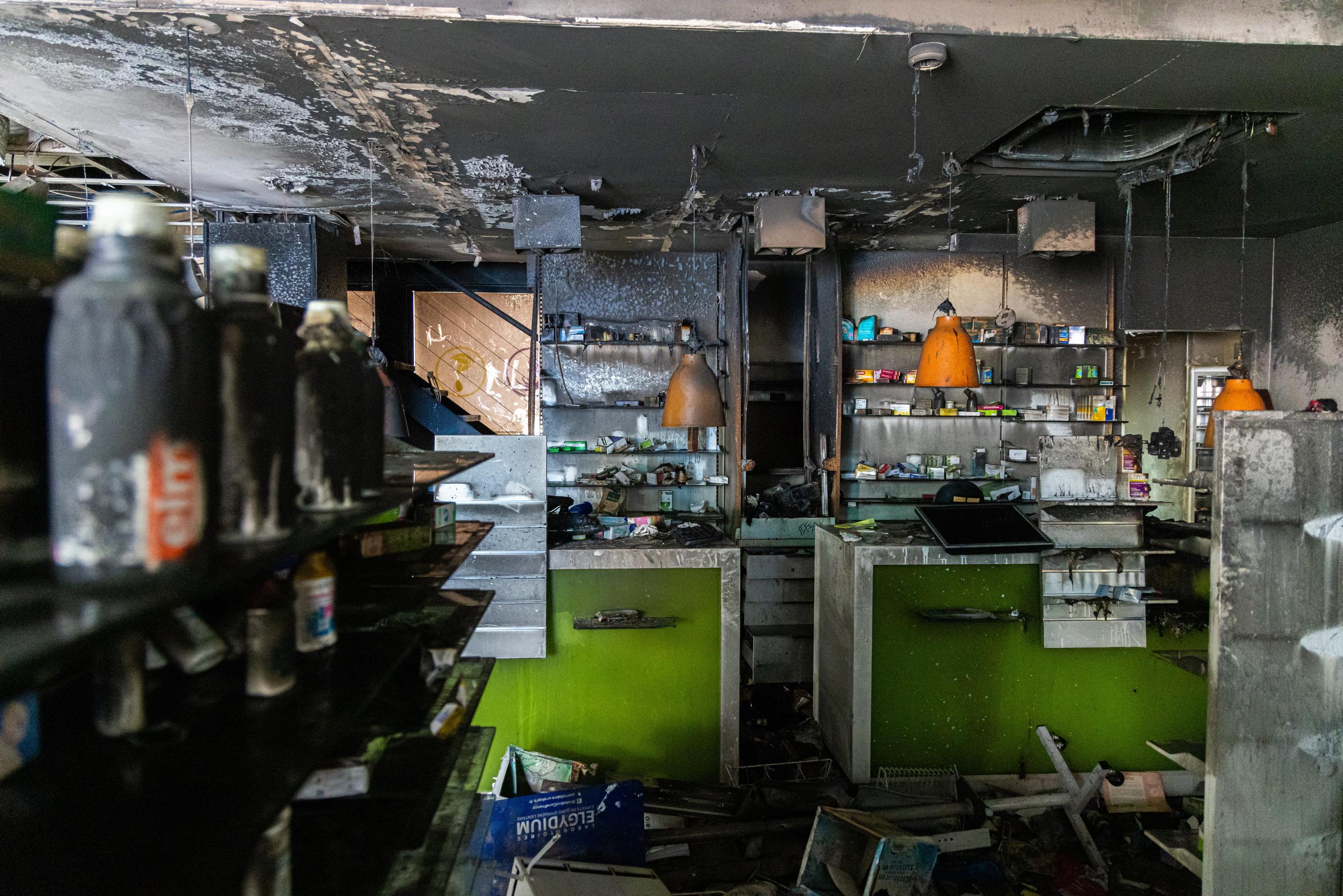 La Nouvelle-Calédonie est en proie à une vague de violences depuis le 13 mai. Nombre de magasins ont été pillés et incendiés, comme ici à Dumbéa. EPA/Maxppp/Bruno Favre