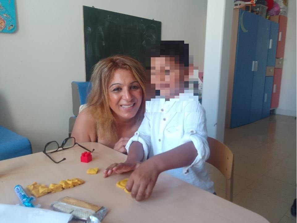 Aïcha et son fils de 5 ans, ici lors d'une visite médicalisée à Paris. L'enseignante ne peut rendre visite à son petit garçon, placé dans une famille d'accueil, que toutes les six semaines. DR