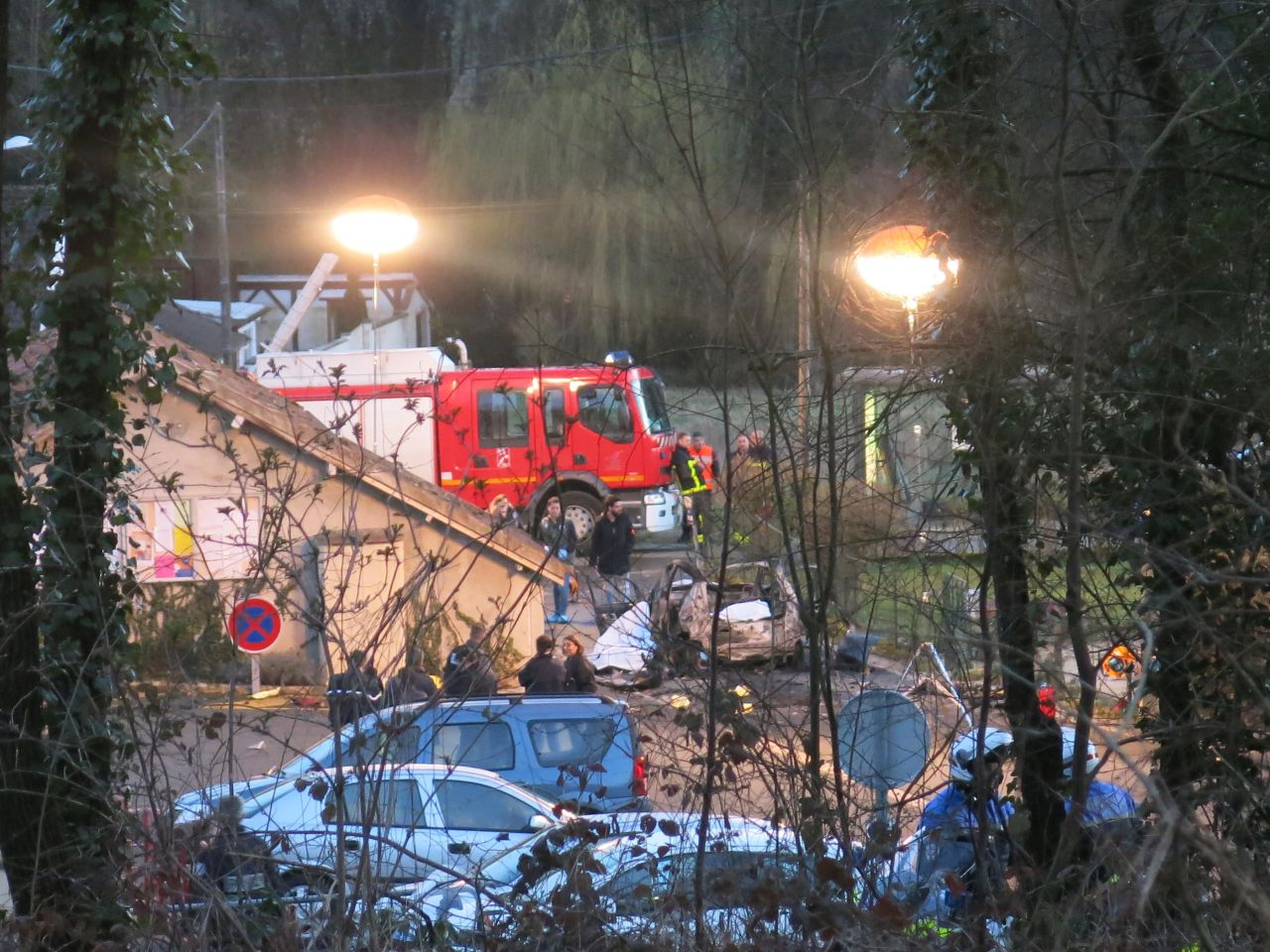 <p><strong>Saint-Loup-de-Naud, mardi soir.</strong> Le hameau de Courton-le-Bas a &eacute;t&eacute; boucl&eacute; par la police apr&egrave;s l'explosion de la Peugeot 107 (au centre).</p>