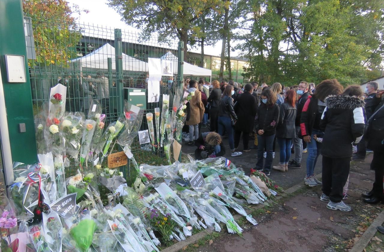 <b></b> Lorrez-le-Bocage-Préaux, ce mercredi. Des fleurs ont été déposées devant le collège Jacques-Prévert en la mémoire de l’enseignant assassiné.