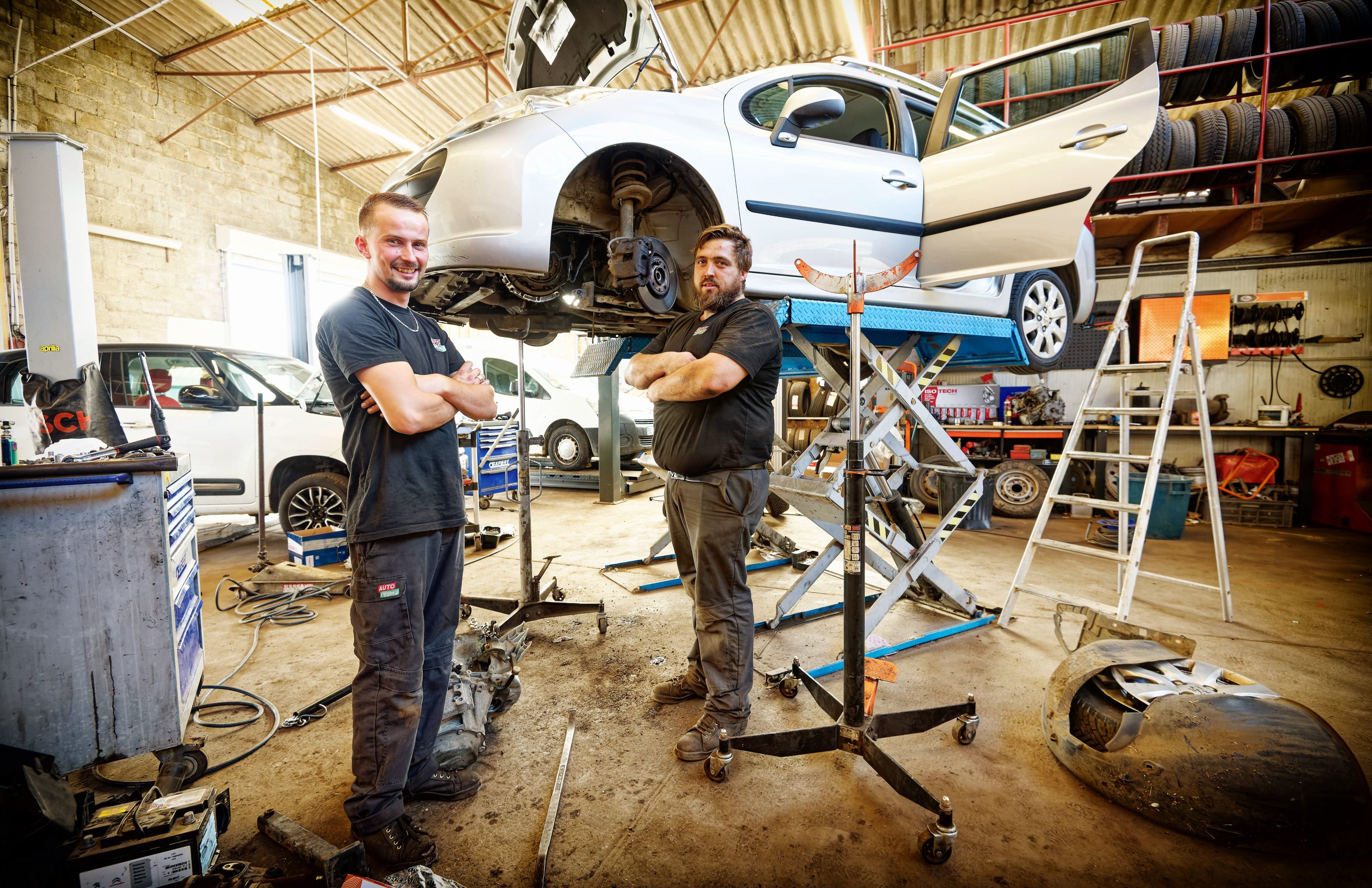 «Pour les réparations lourdes qui font mal au budget, nous essayons de trouver des pièces d’occasion», explique Gilles (à gauche), dans son garage MG Auto à Pré-en-Pail, en Mayenne. LP/Dominique Breugnot