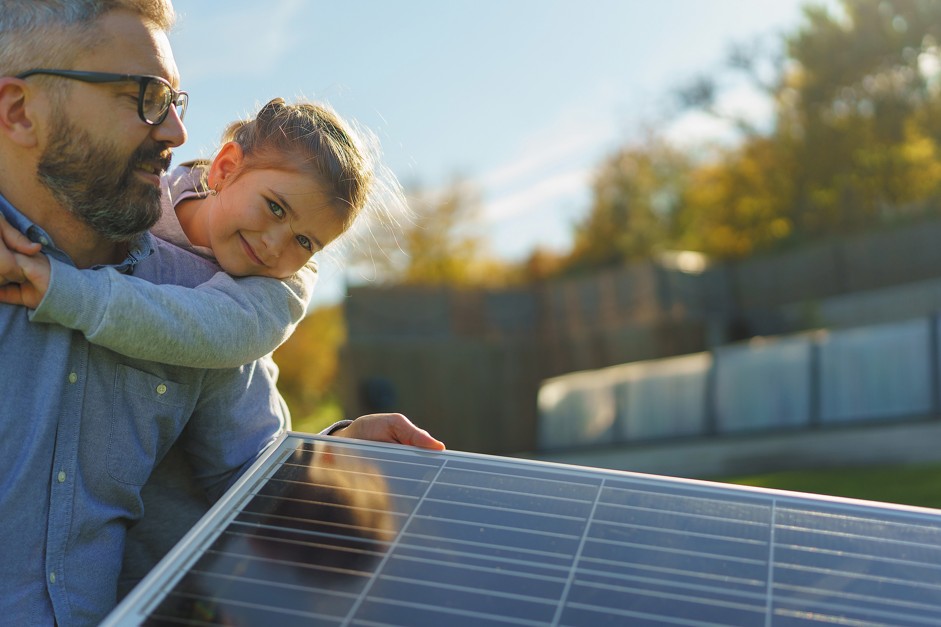 Installer dans son jardin un panneau solaire « plug and play » permet de faire des économies sans appeler un installeur. Un geste simple.