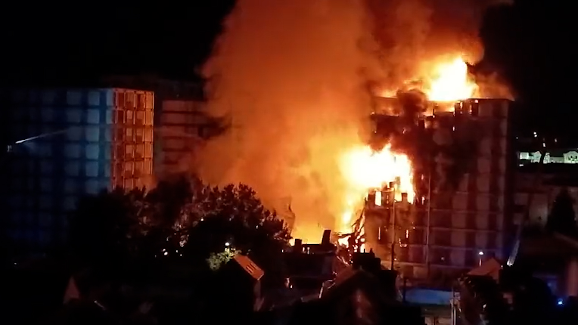 Deux immeubles désaffectés touchés par un incendie se sont effondrés dans la nuit de samedi à dimanche à Rouen (Seine-Maritime).