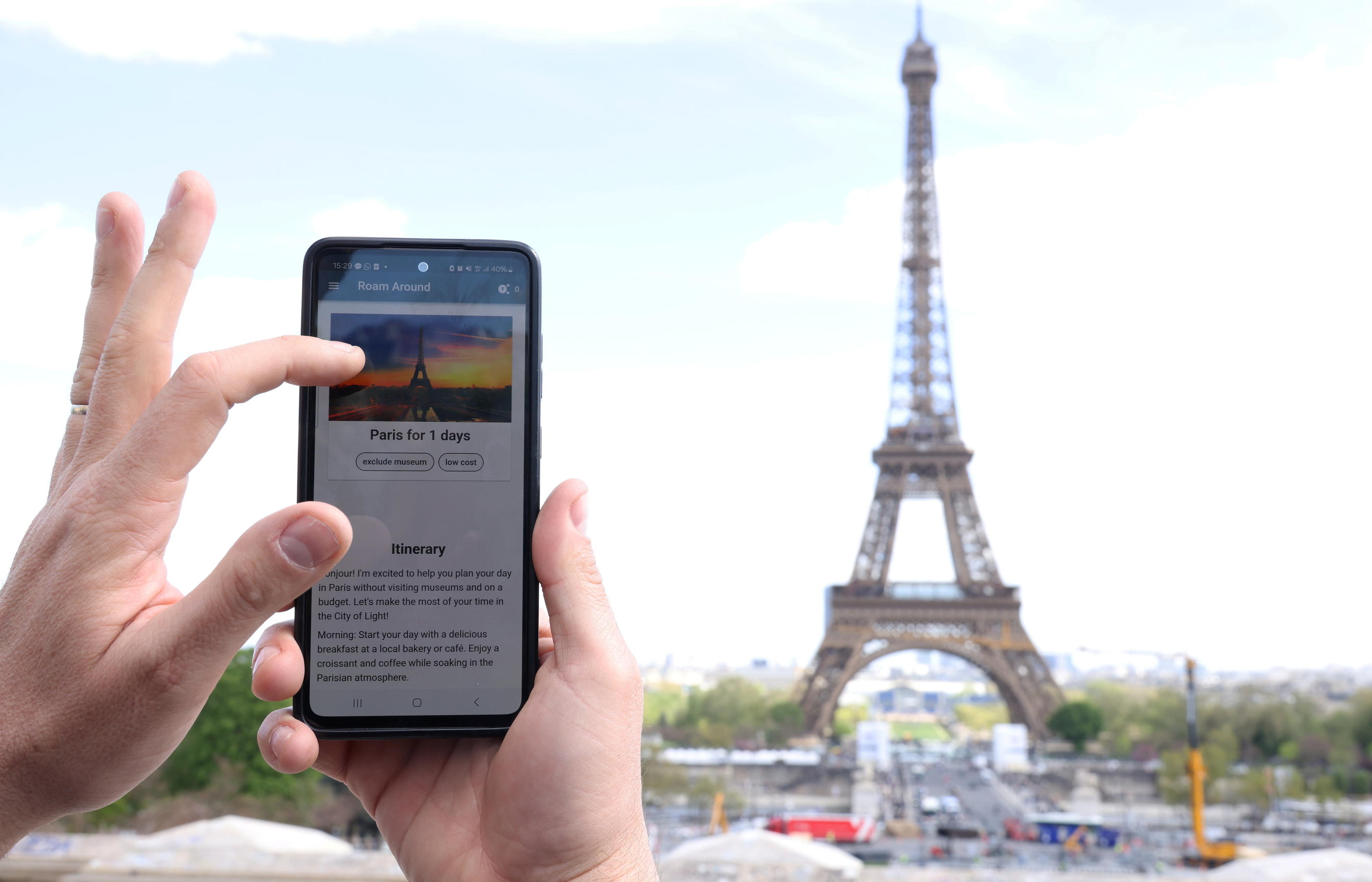 Paris (XVIe), le 10 avril. L'application Roam Around utilise notamment le contenu de 1 600 réseaux sociaux et les données d’entreprises comme Booking ou Viator. LP/Delphine Goldsztejn