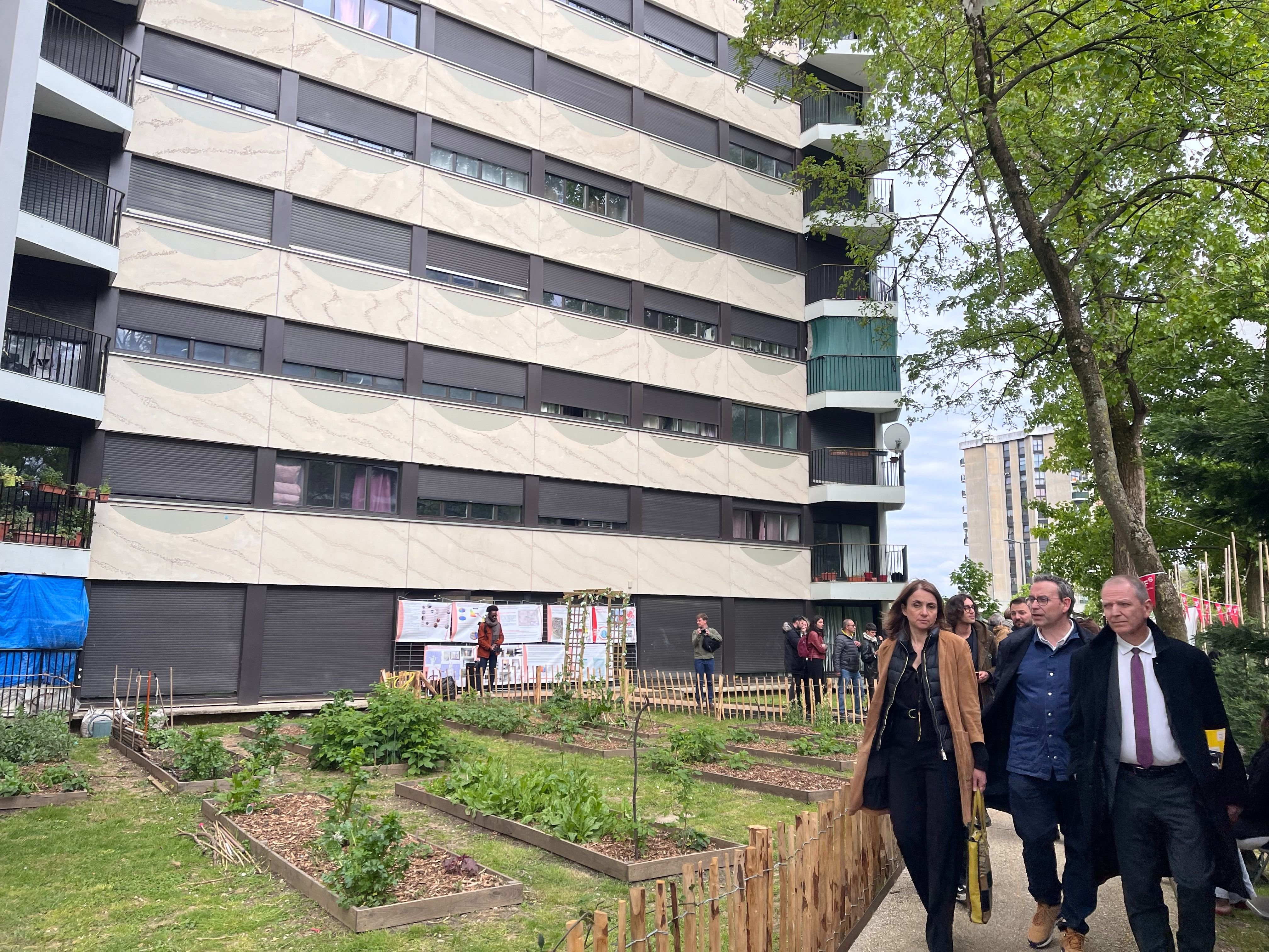 Grigny (Essonne), le 26 avril. En plus des travaux de réhabilitation effectués aux 7 et 9, avenue des Sablons, un jardin partagé a été créé au pied des immeubles. LP/Nolwenn Cosson
