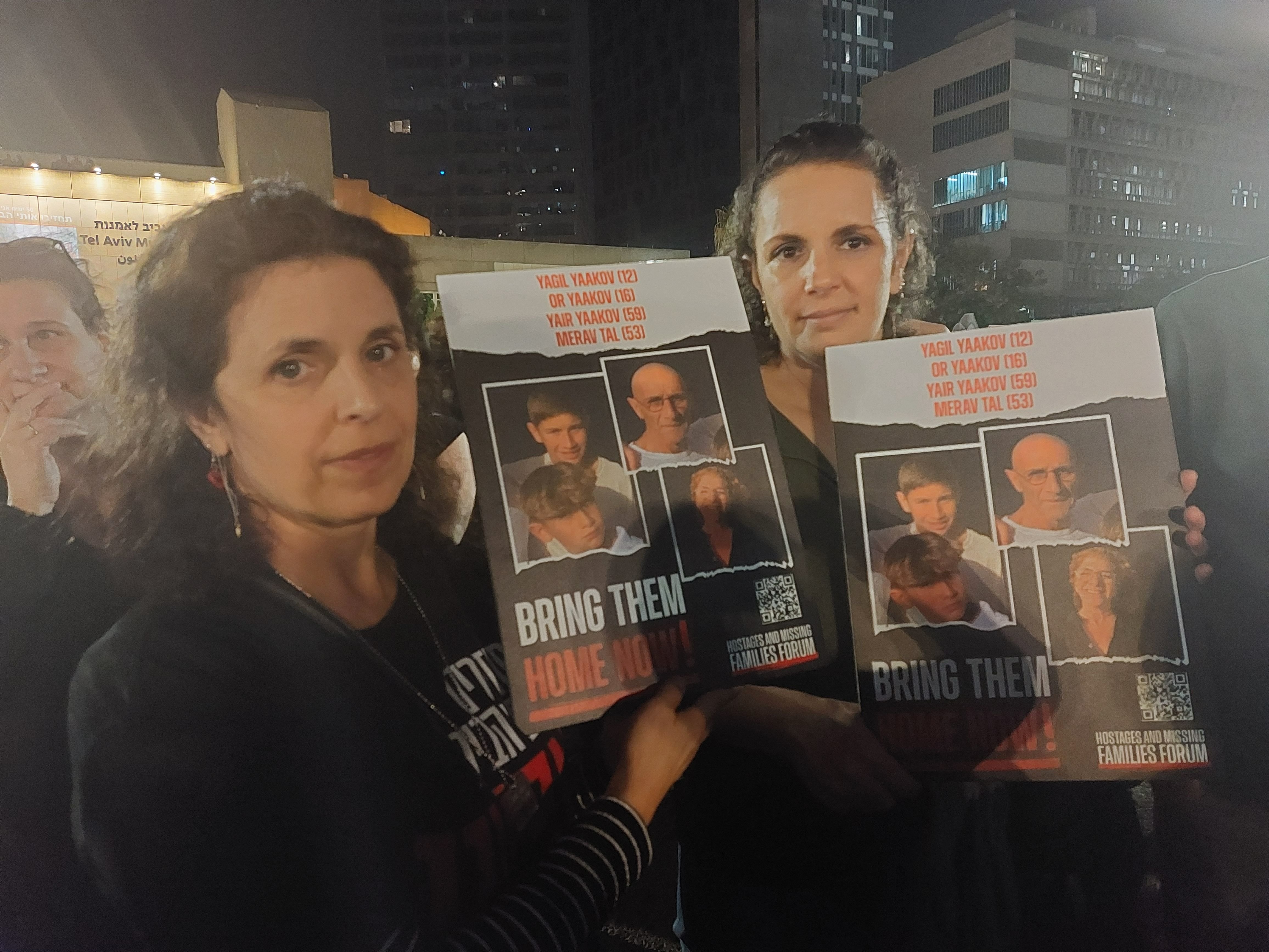 A Tel Aviv, samedi, parmi la marée humaine rassemblée à l'appel du Forum des familles des otages et disparus du 7 octobre, Maya, à gauche, manifeste par solidarité avec une amie. Photo LP/Christel Brigaudeau