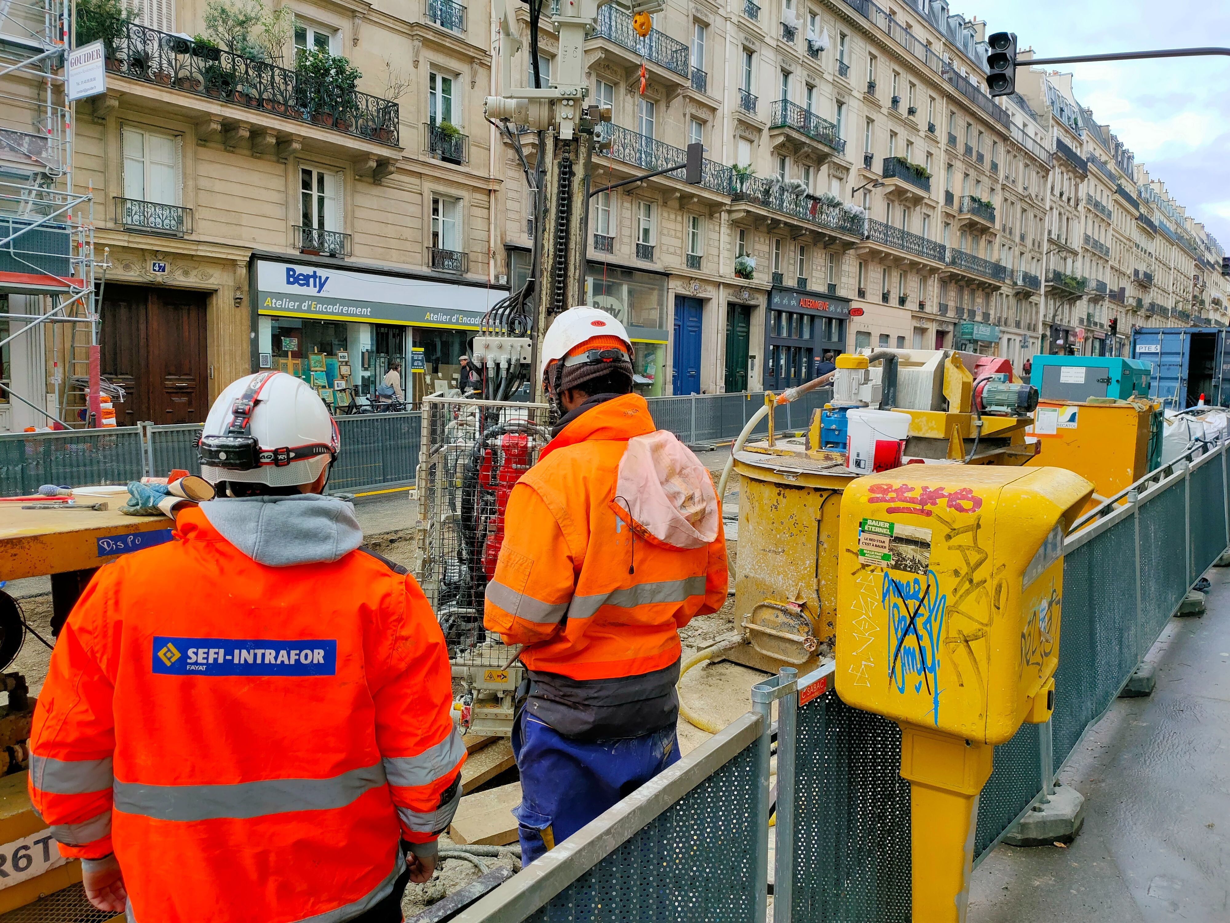 Paris (Ve), rue Claude-Bernard. Si l'alerte à la fuite de gaz a été levée, les travaux continuent après l'effondrement d'une partie du sous-sol. LP/M.D.