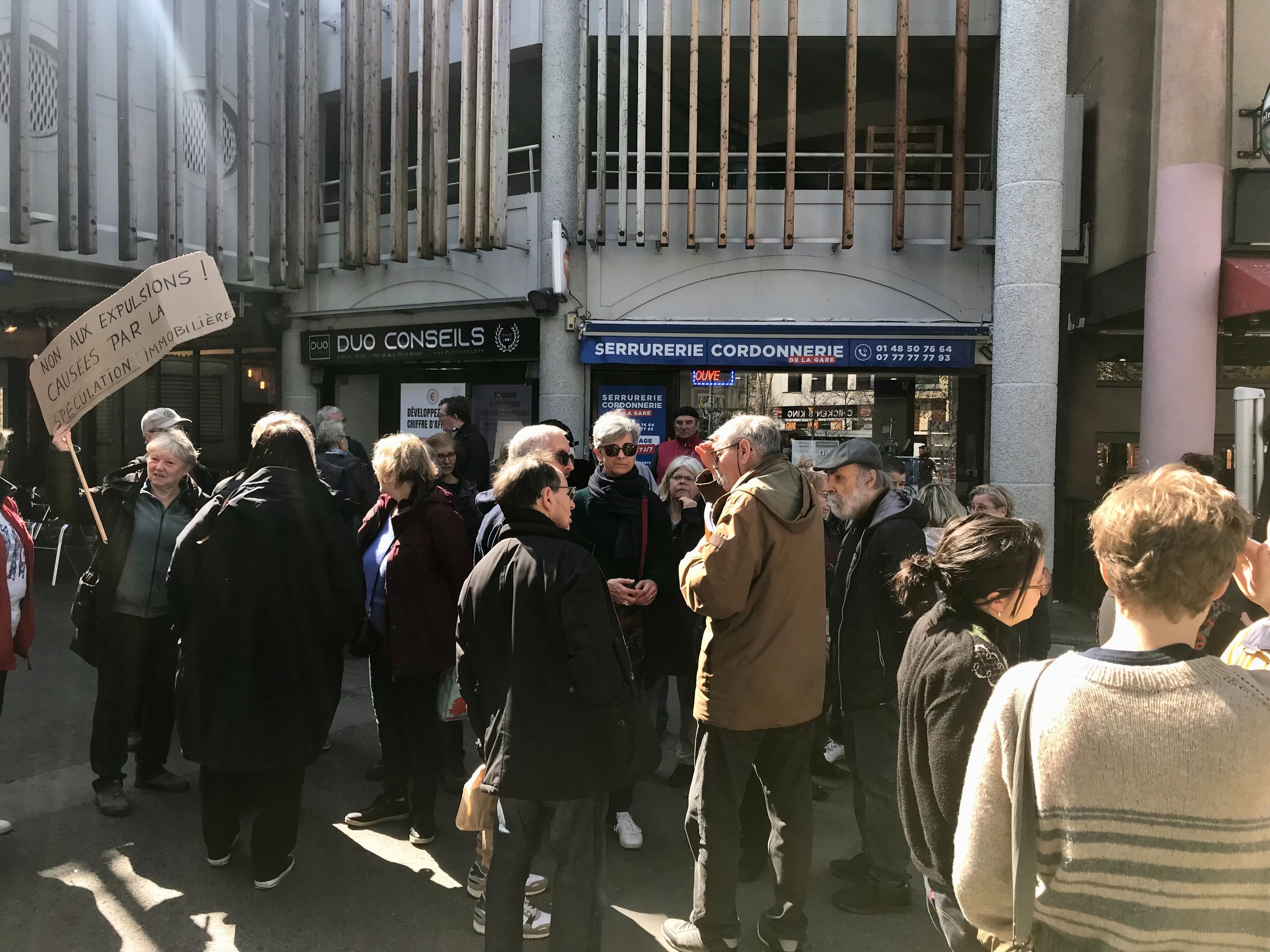 Bondy mercredi. Des habitants se sont rassemblés devant la gare pour protester contre les expropriations menées dans le cadre des travaux du Grand Paris Express. LP/H.H.