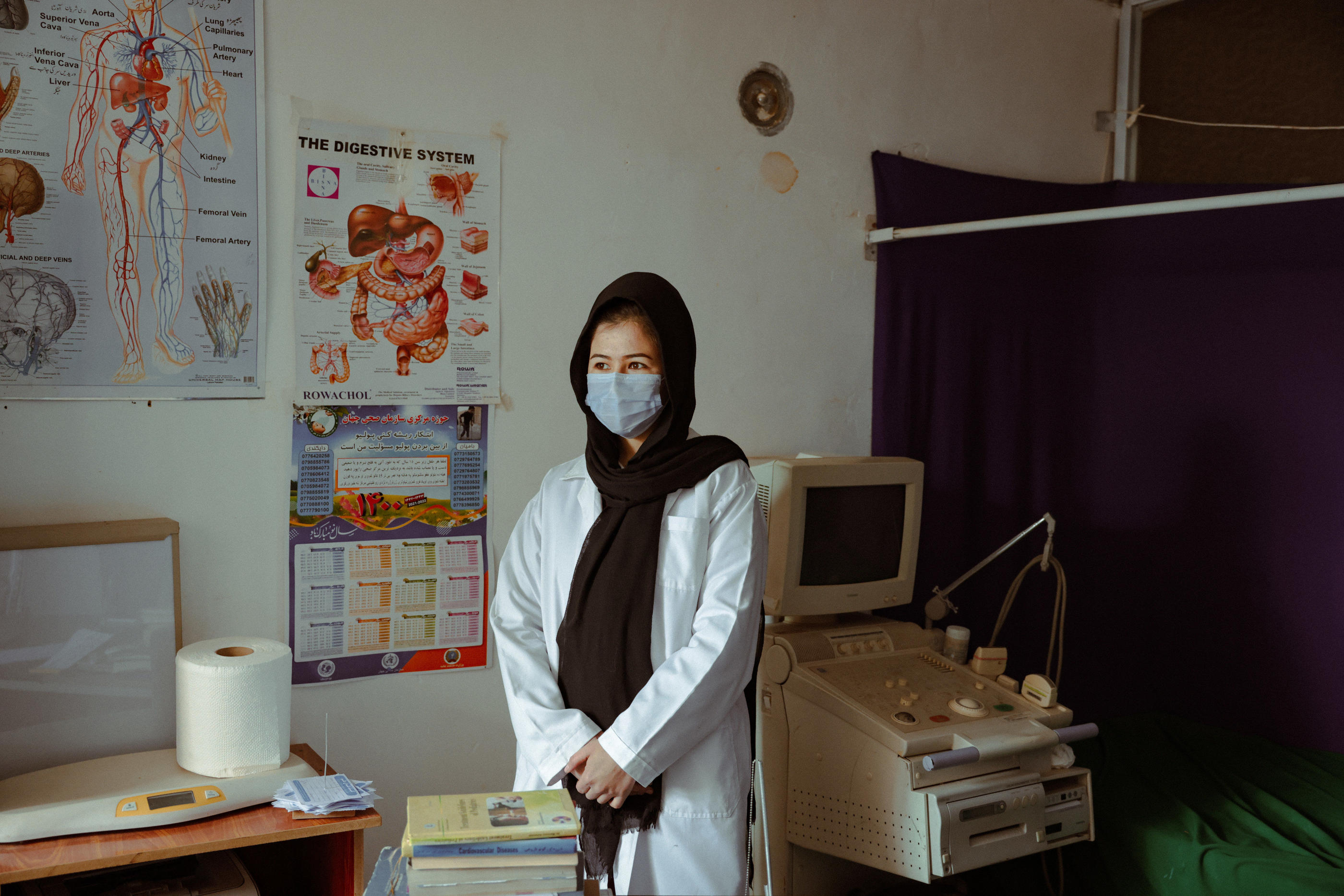 Hawa, 23 ans, a conservé son emploi de sage-femme dans une clinique du centre ville de Bamiyan (Afghanistan), mais les patientes se font rares faute d'argent. LP/Philippe de Poulpiquet