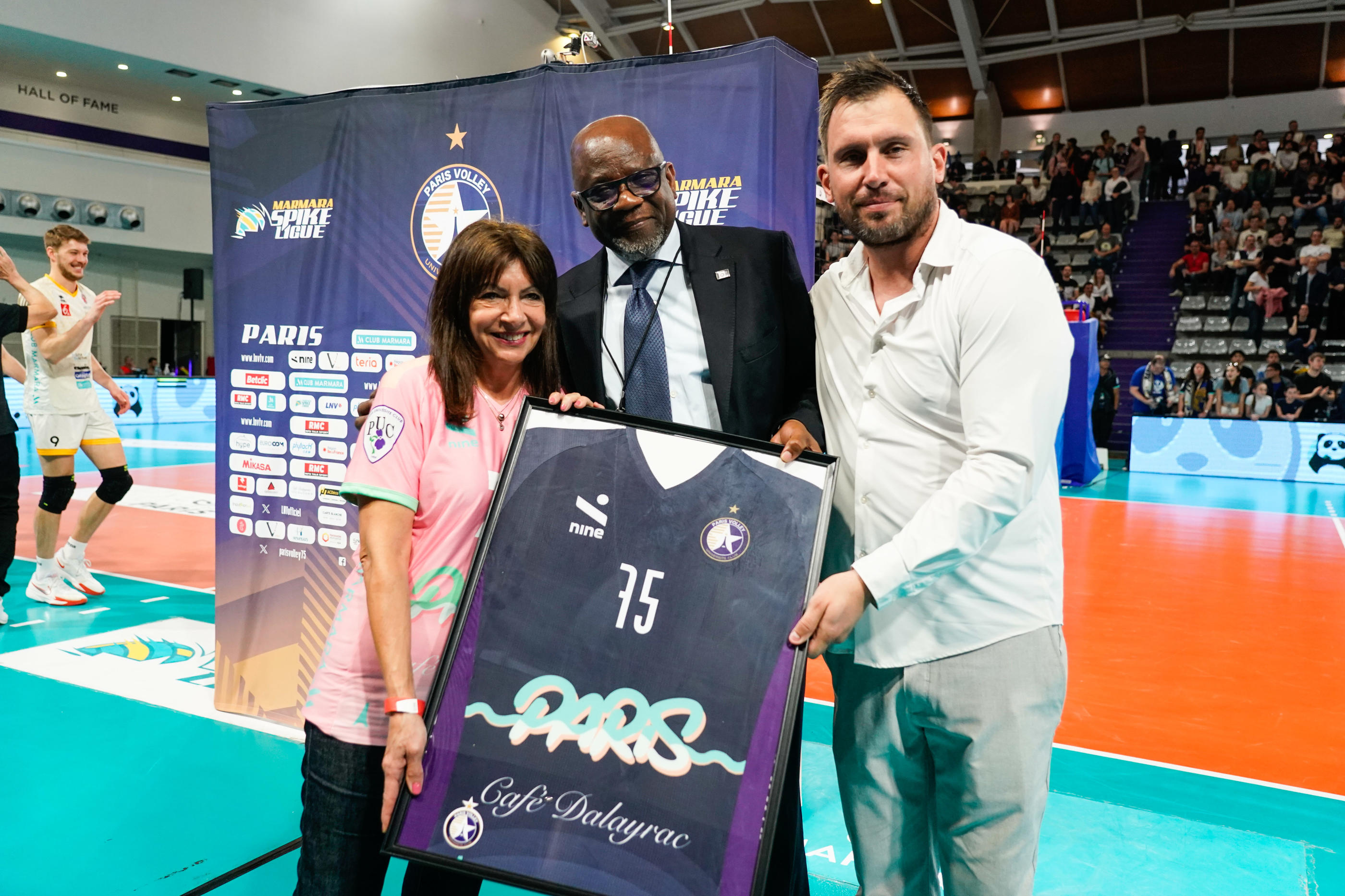 Fousseyni Sakanoko, entouré d'Anne Hidalgo, la maire de Paris, et de Yannick Bazin, Manager du club, est le nouveau président du Paris Volley. Icon Sport/Herve Bellenger