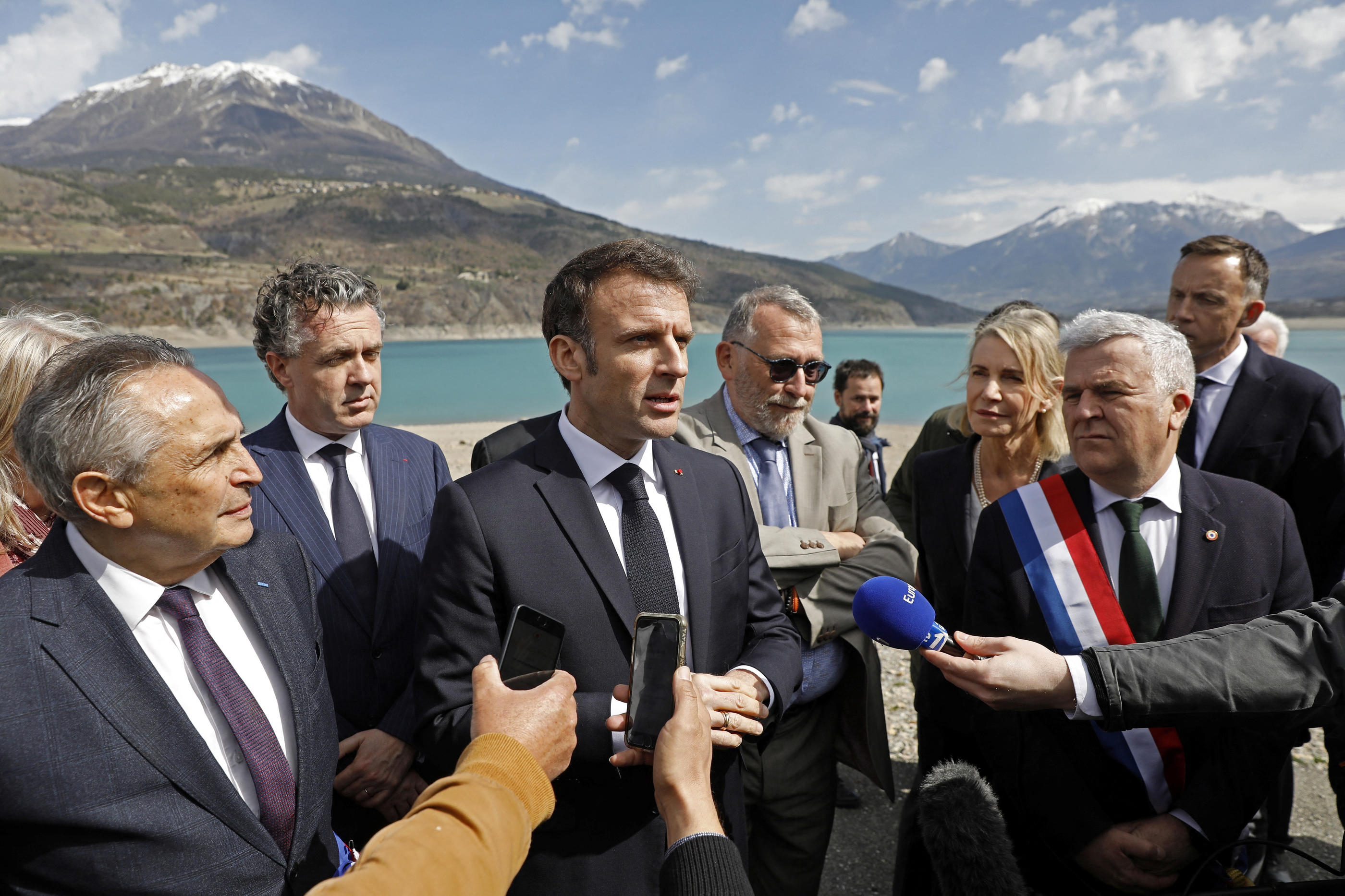 En pleine contestation contre la réforme des retraites, Emmanuel Macron a effectué ce jeudi son premier déplacement en région depuis près de deux mois, pour dévoiler un plan de gestion de l’eau. REUTERS/Sebastien Nogier/Pool