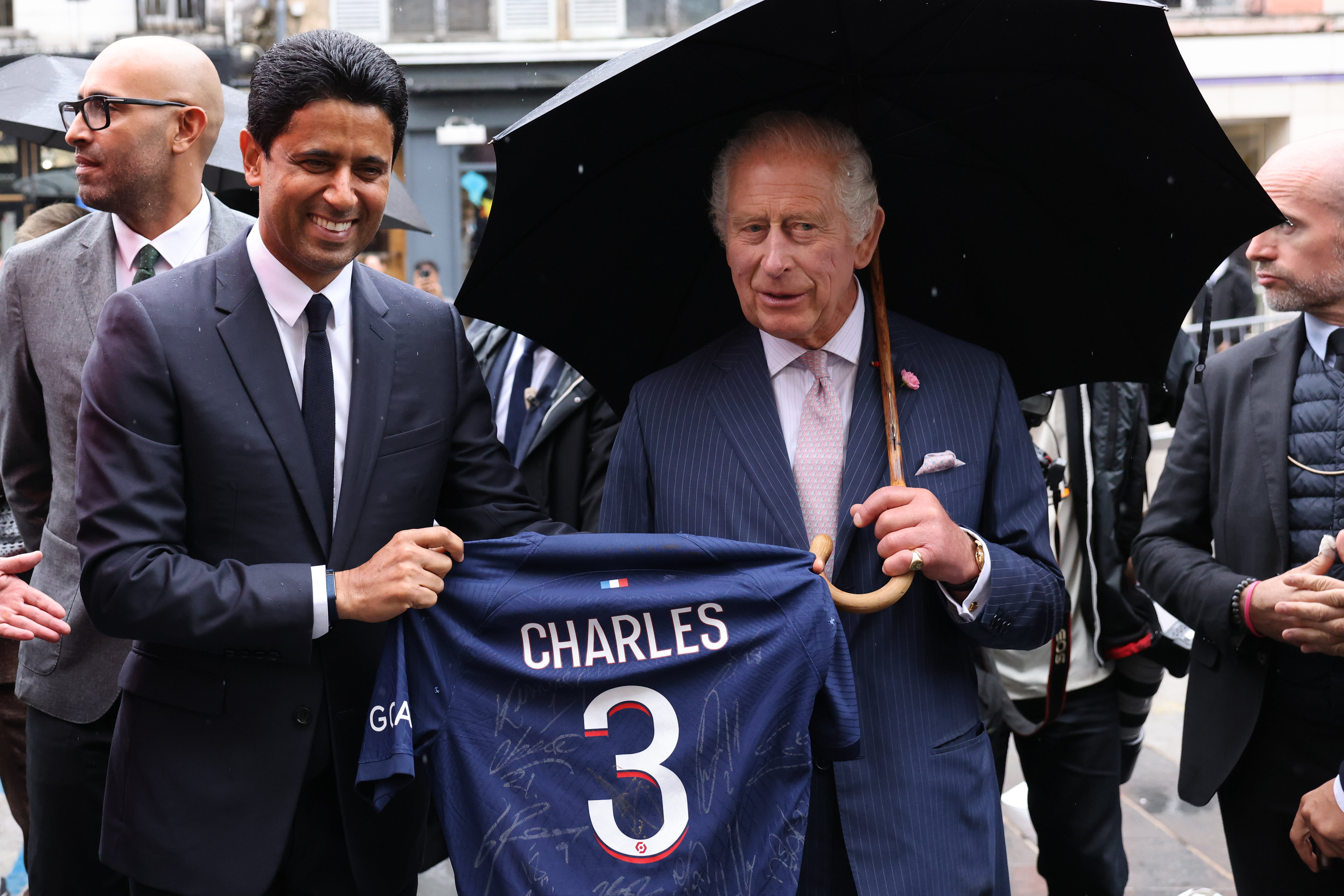 Nasser Al-Khelaifi a remis à Charles III un maillot floqué "Charles 3". LP/ Arnaud Journois
