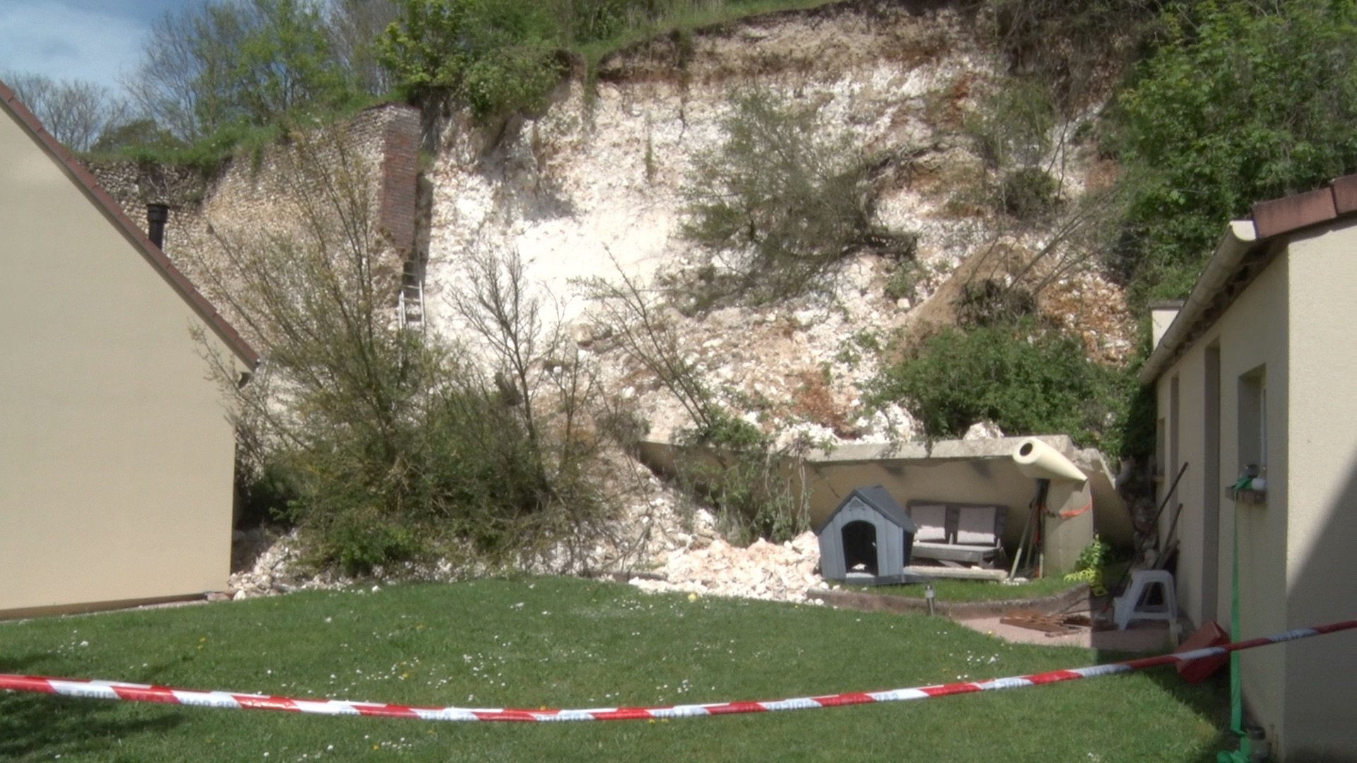 143 mètres de la falaise se sont effondrés dans le jardin de Mélanie et Christopher à Gasville-Oisème. LP/Emmanuel Senecharles