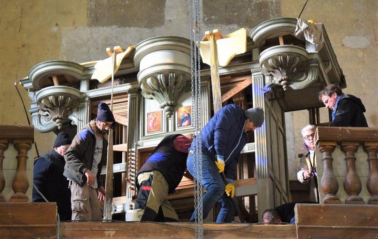 <b></b> Bray-sur-Seine, ce mercredi. L’orgue de l’église Sainte-Croix est de retour après cinq ans de rénovation. Installé sur la mezzanine, il a retrouvé sa couleur d’origine. 