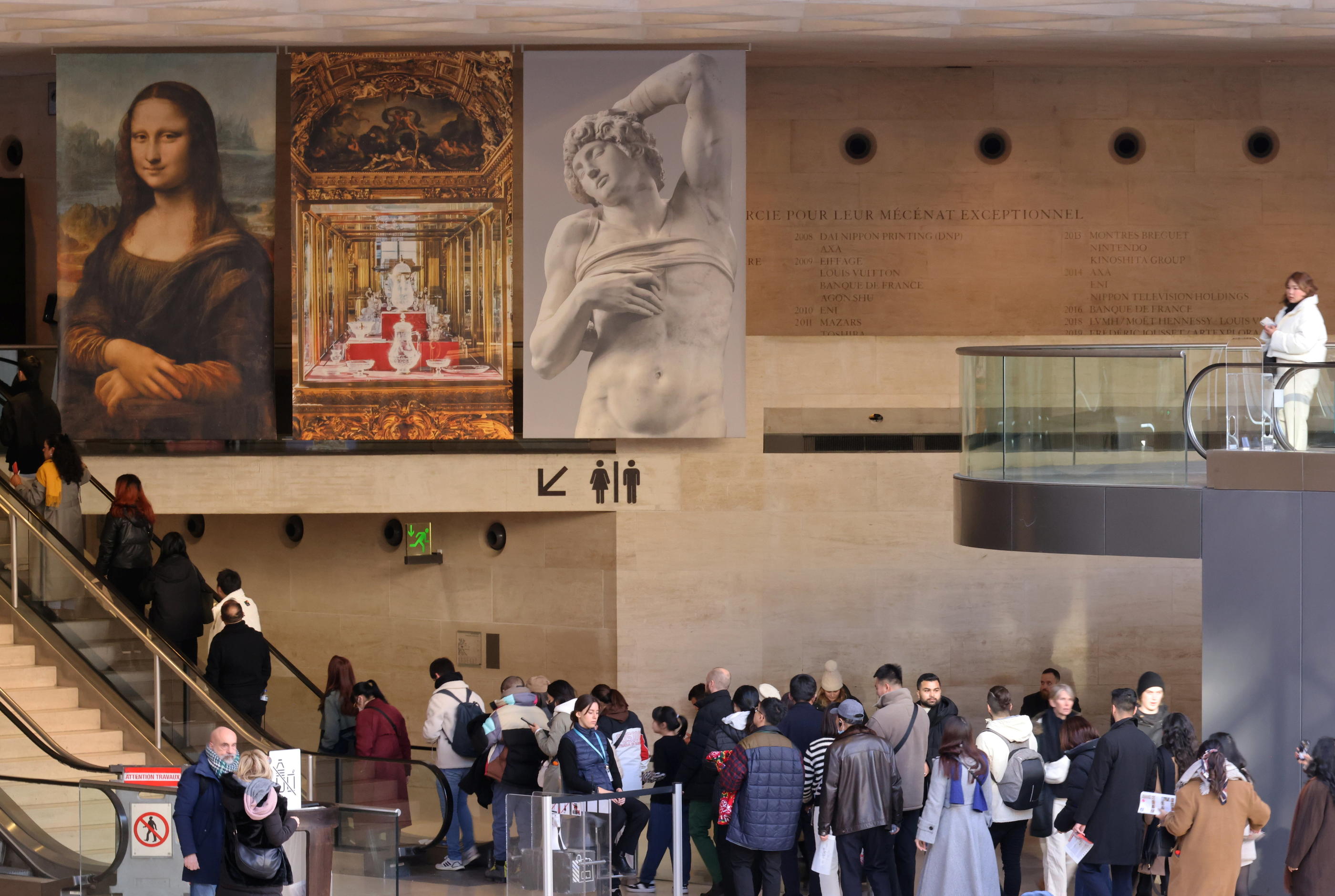 Ce lundi 15 janvier, les touristes étaient nombreux à se presser dans le plus grand musée du monde. Tous déplorent des tarifs excessifs, justifiés selon la direction par l'augmentation du coût de l'énergie. LP/Delphine goldsztejn
