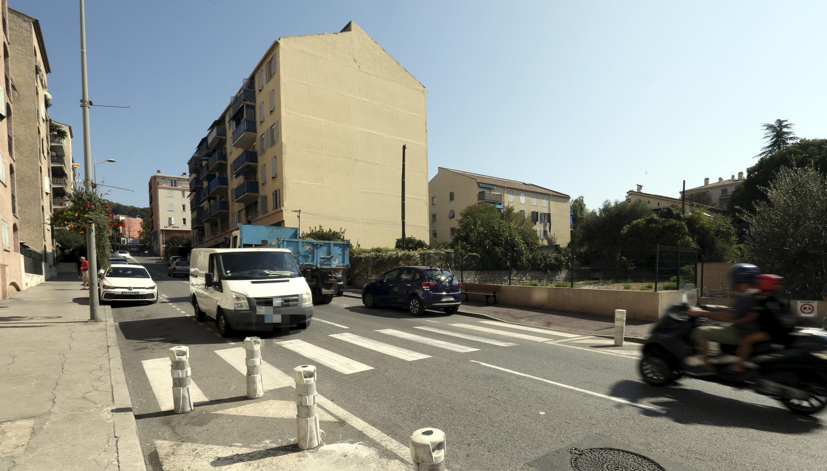 L’avenue du Tapis Vert, en plein centre-ville de Vallauris (Alpes-Maritimes), où un motard a percuté Kamilya, 7 ans, jeudi soir. Vendredi, la fillette était toujours hospitalisée, dans un état très grave. Photo PQR/Nice Matin/Patrice Lapoirie