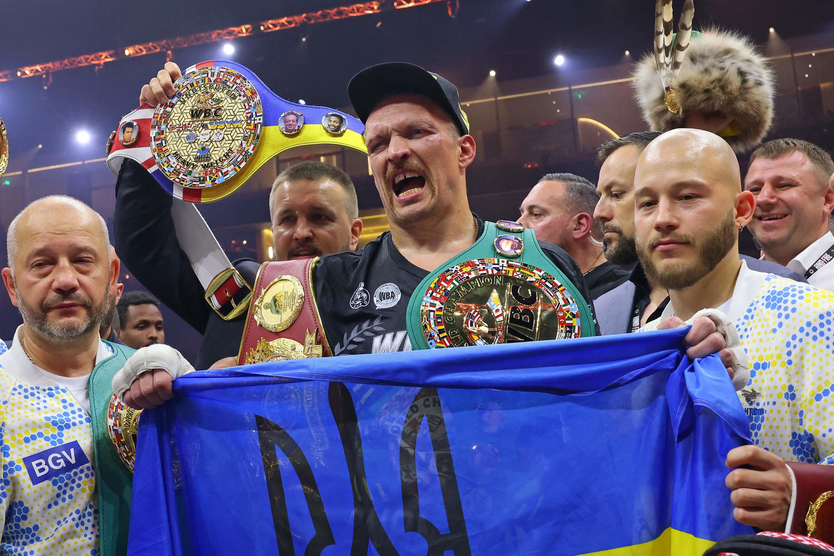Oleksandr Usyk célèbre sa victoire contre Tyson Fury avec un drapeau ukraine. AFP