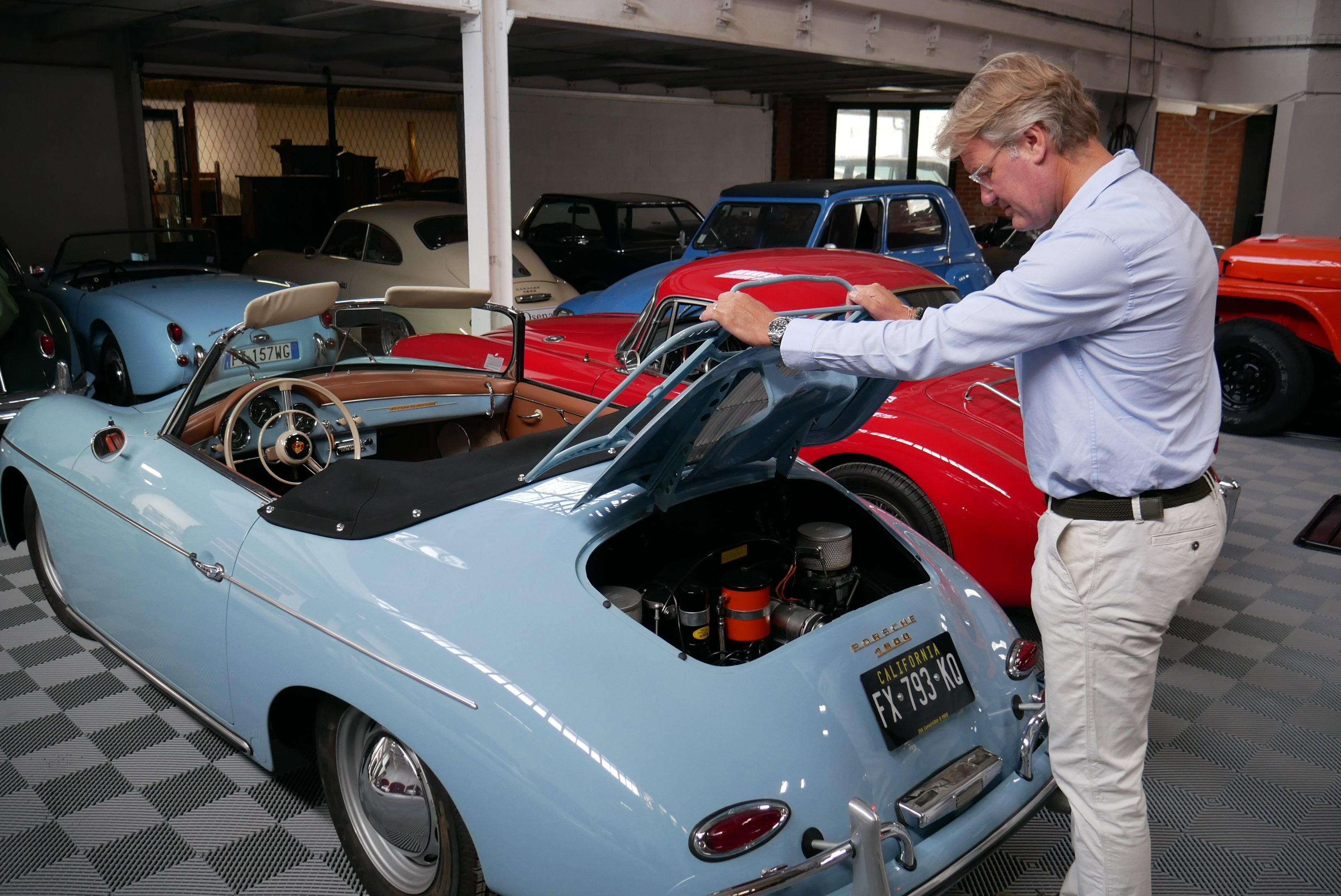 Fontainebleau (Seine-et-Marne). La maison Osenat organise sa vente d'été le lundi 10 juillet. Parmi les véhicules proposés, cette Porsche 356 Speedster de 1959, à sa couleur d’origine, un « Meissen Blue ». Mise à prix : 200 000 euros. LP/Pauline Saint