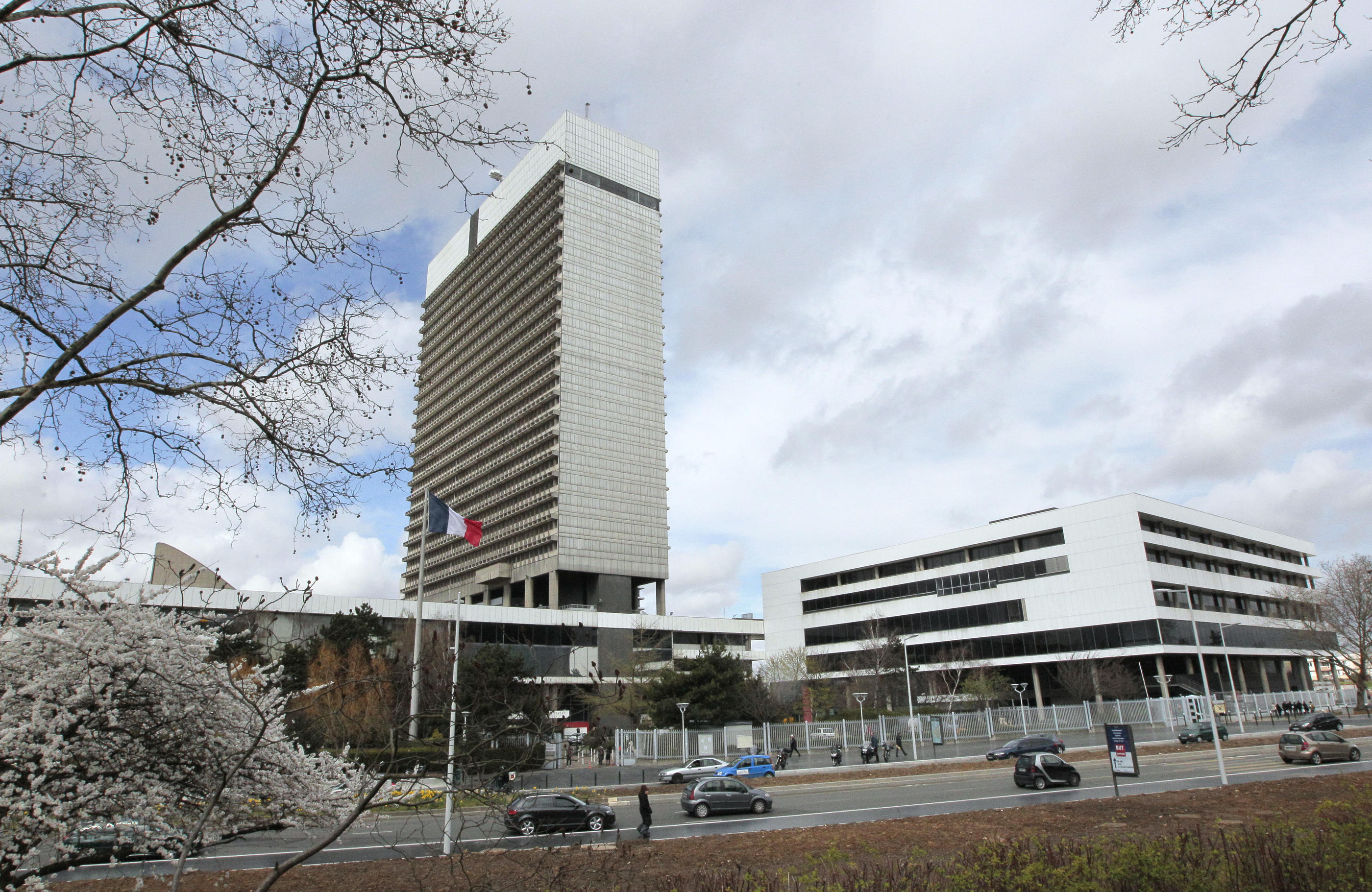 La tour de 113 mètres et 25 étages, qui abrite le centre administratif départemental des Hauts-de-Seine, à Nanterre, va être rénovée et agrandie d'un bâtiment supplémentaire. (Archives) AFP/Jacques Demarthon