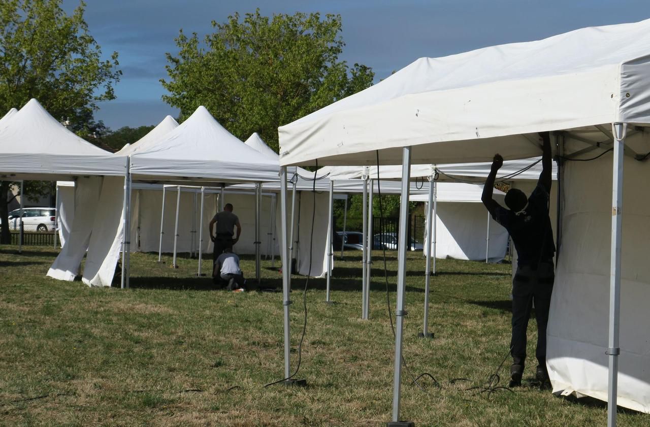 <b></b> Villeneuve-Saint-Georges, jeudi 3 septembre. Des agents préparent les barnums qui abriteront les stands des associations lors du forum, dimanche 6 septembre.