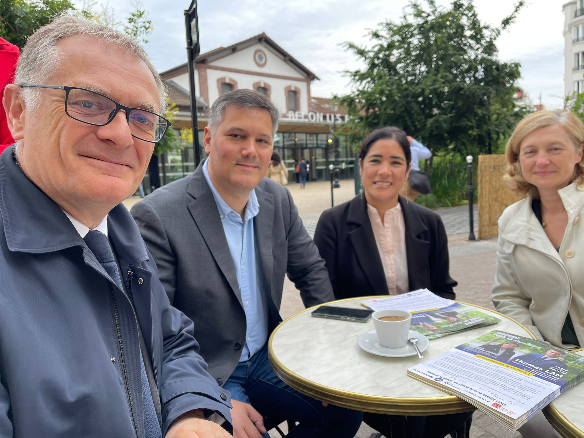 Asnières-sur-Seine, le 3 juillet. Philippe Juvin (LR), ici à gauche, a été réélu dès le premier tour le 30 juin. À ses côtés, Thomas Lam (LR), l'a imité ce dimanche soir. Reste à savoir si l'«arc républicain» se poursuivra à l'Assemblée dans le cadre d'une entente avec le camp présidentiel. DR