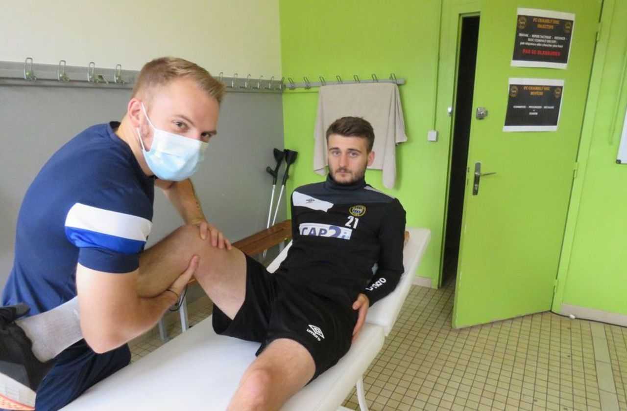 <b></b> Victime d'une rupture complète du ligament croisé antérieur droit avec entorse du ligament latéral interne le 8 août lors du match amical contre le Red Star (Nat.), Nikola Petkovic, ici avec l’ostéopathe Mathias Le Roux, est de retour.