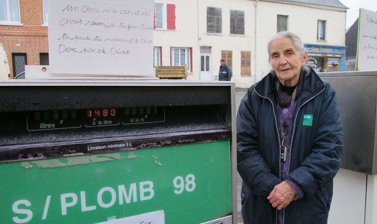 <b></b> Songeons, décembre 2014. Jacqueline Grenard, 82 ans, avait raccroché définitivement les pistolets de sa station essence, la dernière de la ville, il y a tout juste deux ans.