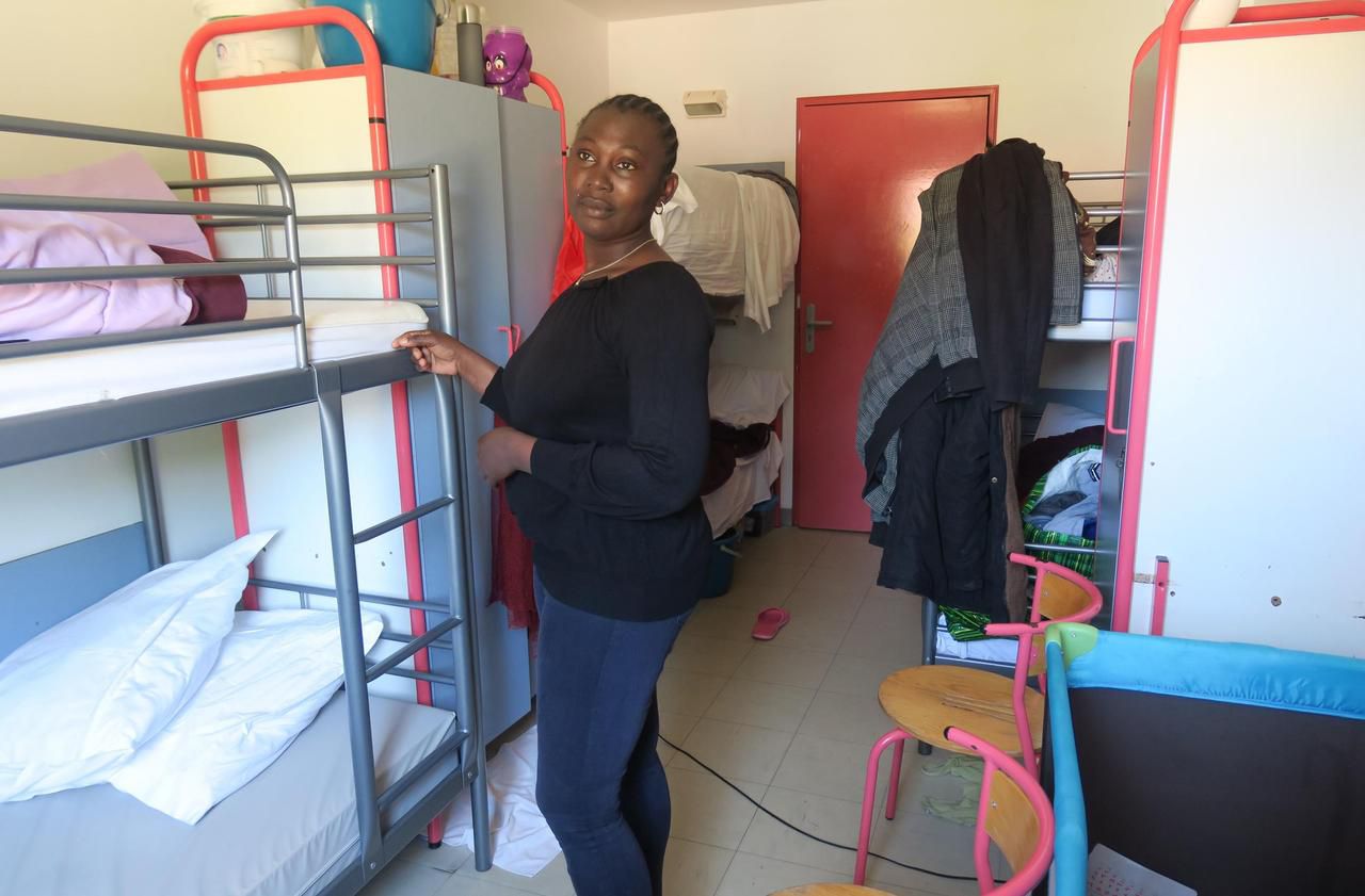 <b></b> Kadidia et sa fille Myriam partagent leur chambre avec une autre femme et son enfant. Les pensionnaires peuvent être jusqu’à sept par chambre.