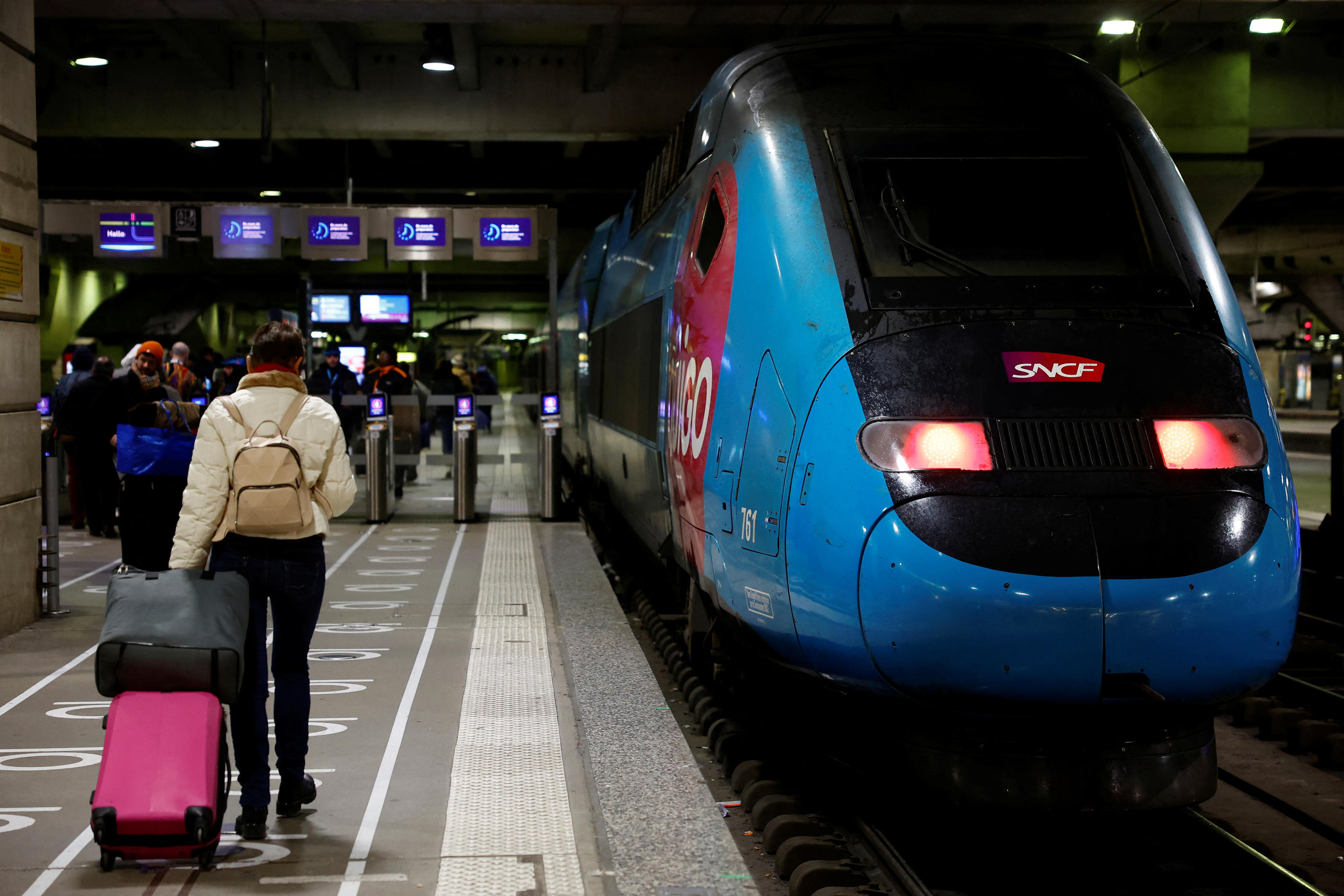 L'ensemble des syndicats ont appelé à la grève reconductible à la RATP et à la SNCF, à partir de mardi. Reuters/Sarah Meyssonnier