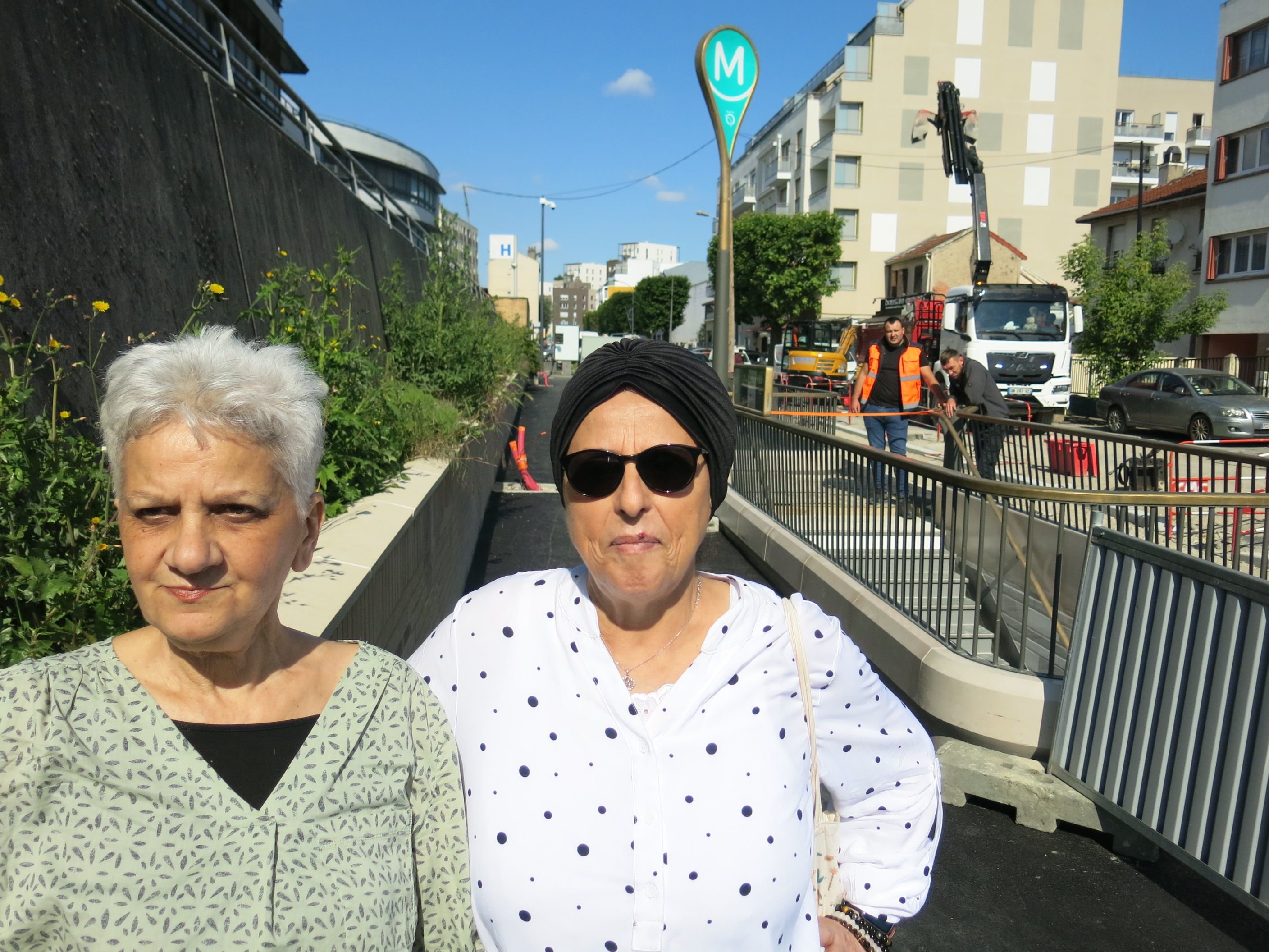 Haut-Montreuil (Seine-Saint-Denis), ce mercredi 12 juin. Lisette Chriqui (à g.) et Fettoumci Chemlakh, présidente et vice-présidente d'une association de défense des usagers des transports, saluent l'arrivée de la ligne 11. LP/Benoît Hasse