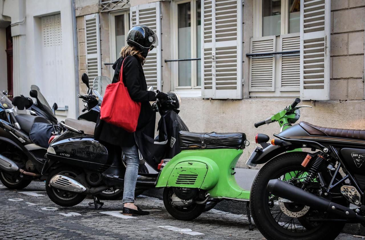 <b></b> Dans le 9e arrondissement de Paris, plus de 2000 places pour stationner motos et scooters ont été créées depuis 2014. Désormais, la maire veut les rendre payantes.