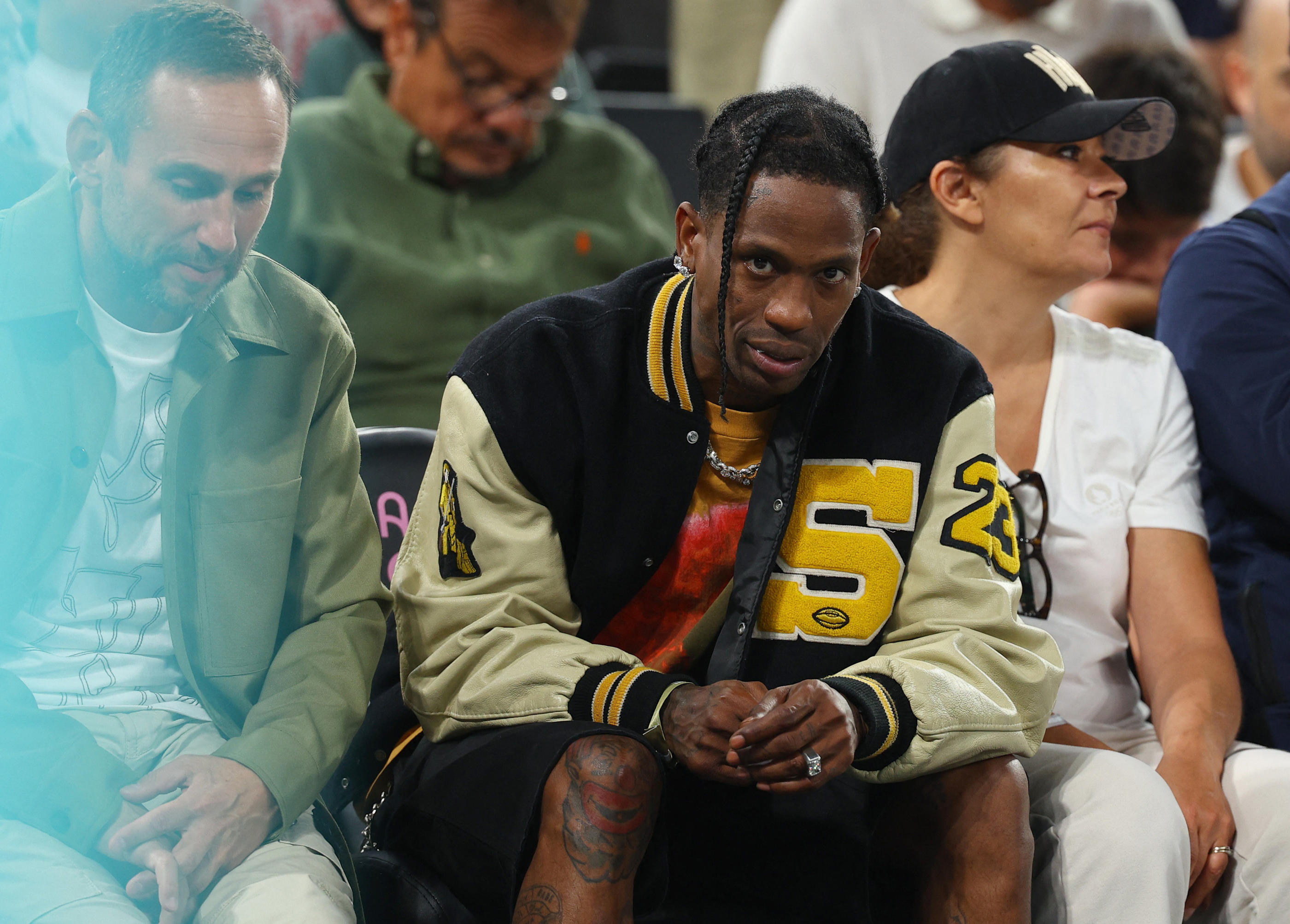 Le rappeur Travis Scott le 8 août à Paris, présent à la demi-finale de basket des Jeux olympiques 2024. REUTERS/Brian Snyder