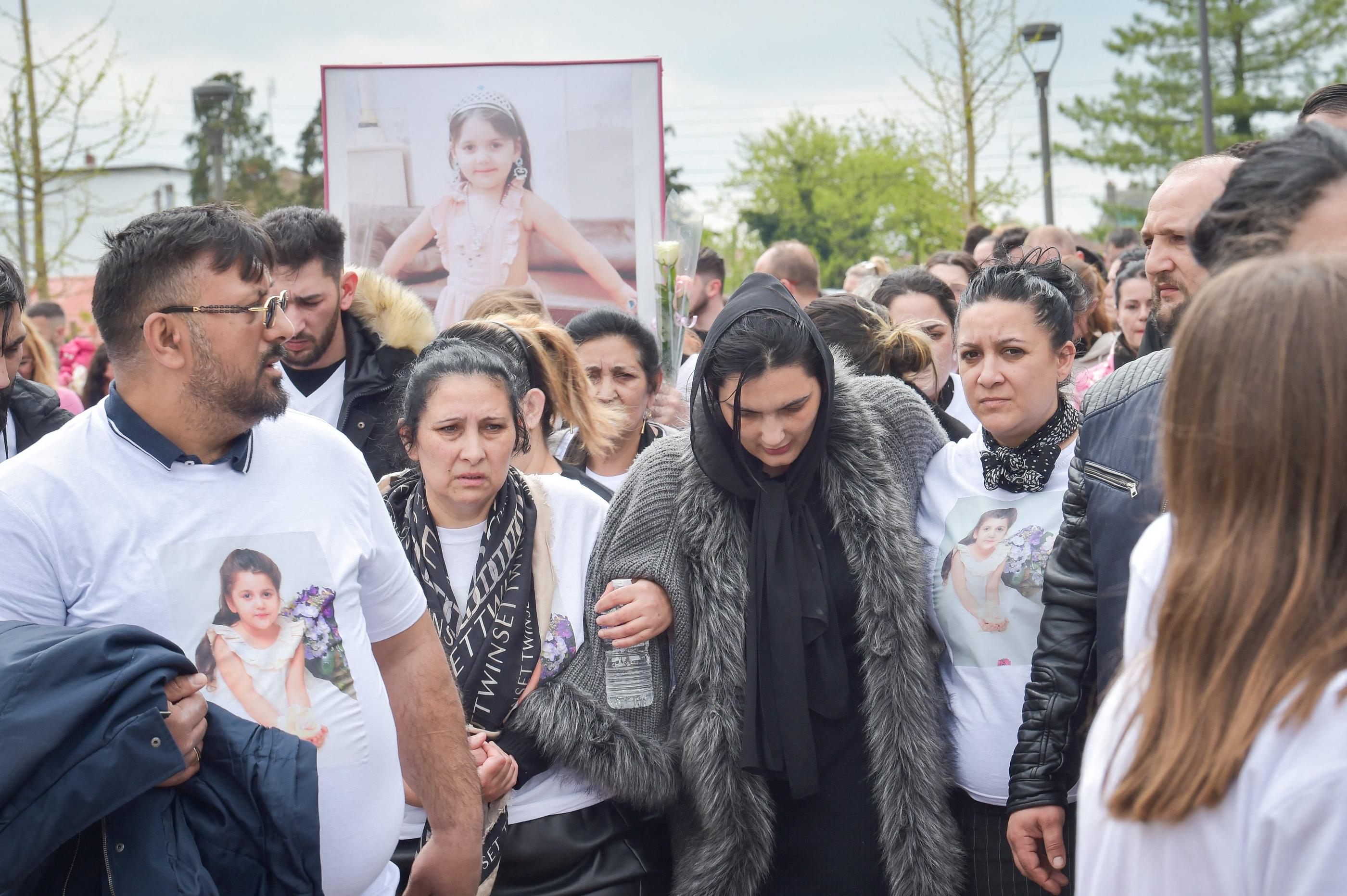 La mère de la petite Rose entourée de proches lors de la marche blanche à la mémoire de la fillette, le 29 avril 2023 à Rambervillers (Vosges). PHOTOPQR/VOSGES MATIN/Jérome Humbrecht