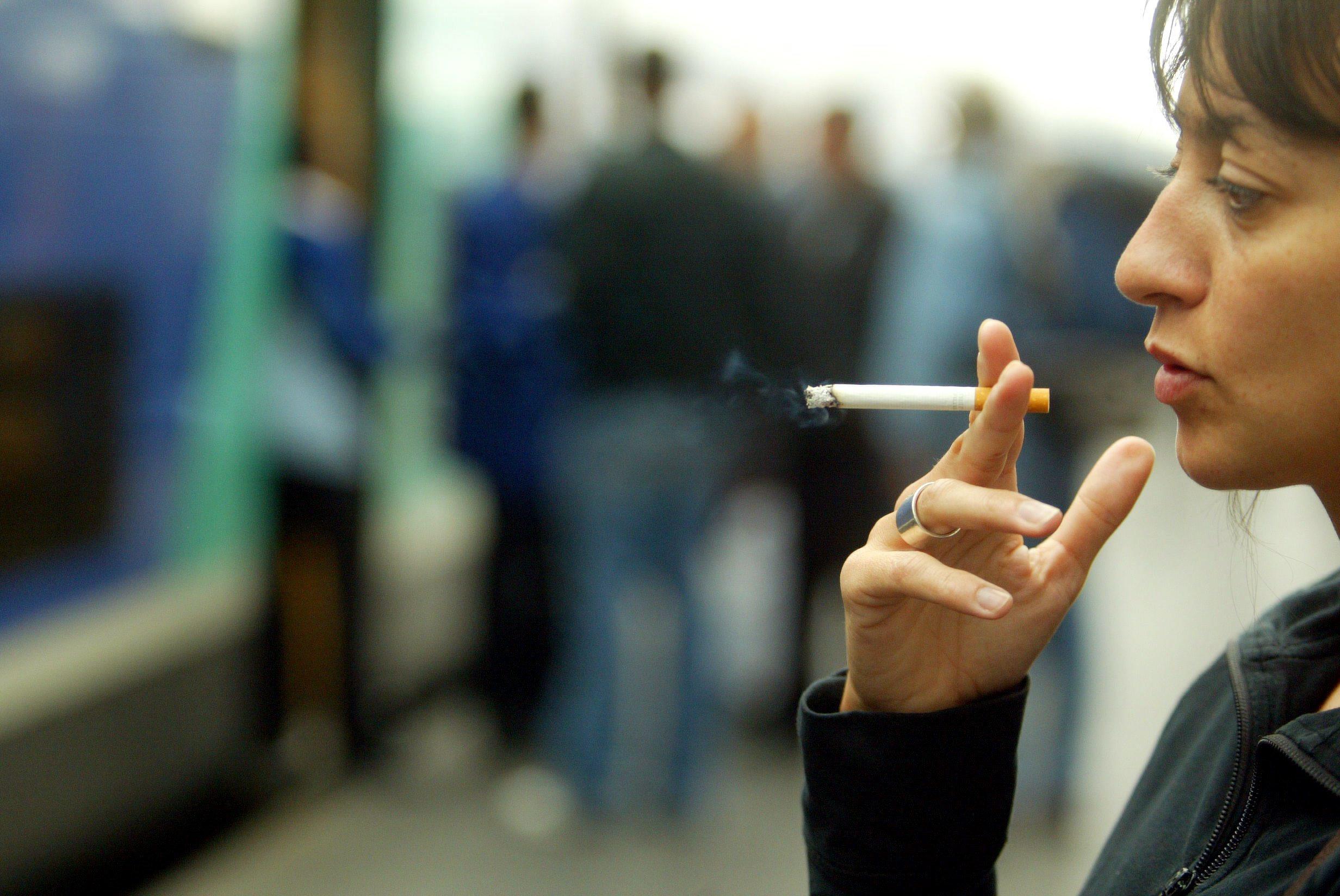 Les voyageurs surpris en train de fumer une cigarette en vitesse devant les portes ou avant que le train ne parte s’exposent à une amende de 68 euros. LP/Fred Dugit