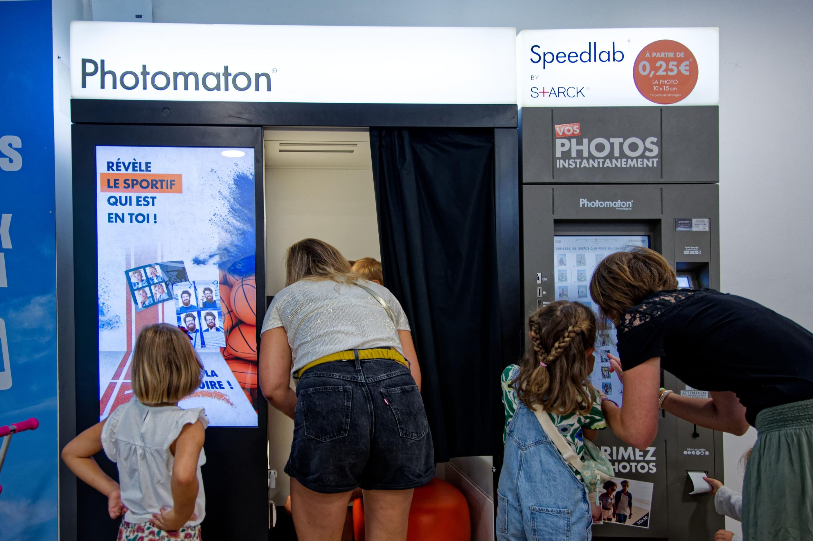 Boulogne-Billancourt (Hauts-de-Seine), le 31 août. À la veille de la rentrée scolaire, l'affluence est forte dans les deux cabines Photomaton du centre commercial. LP/Alexandre Delaitre