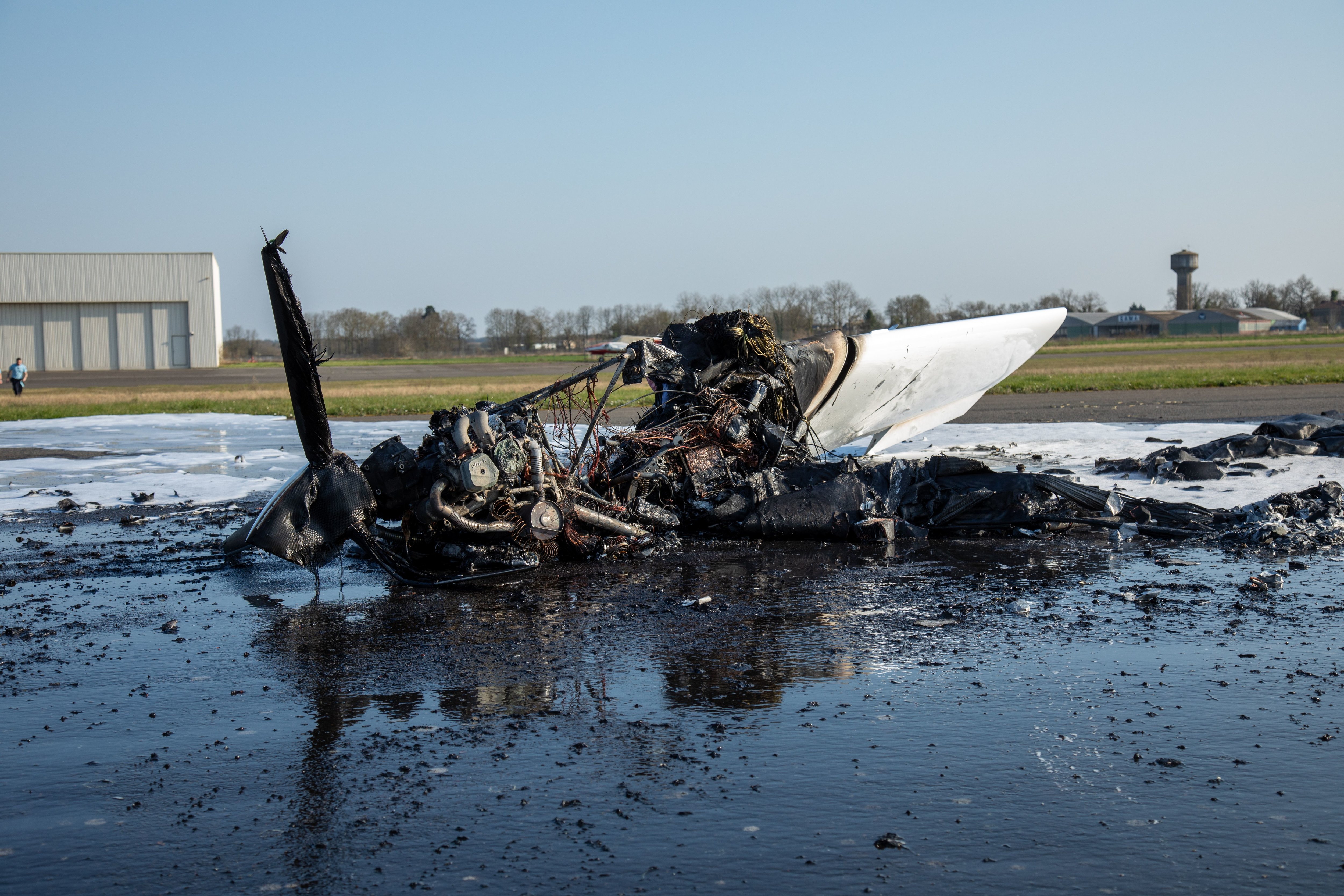 Un avion léger a pris feu à l'atterrissage sur la piste de l'aérodrome d'Etampes-Mondésir, à Guillerval. Le pilote souffre de brûlures mais son état n'inspire pas d'inquiétude. CYRILLE CASTAN©SDIS91