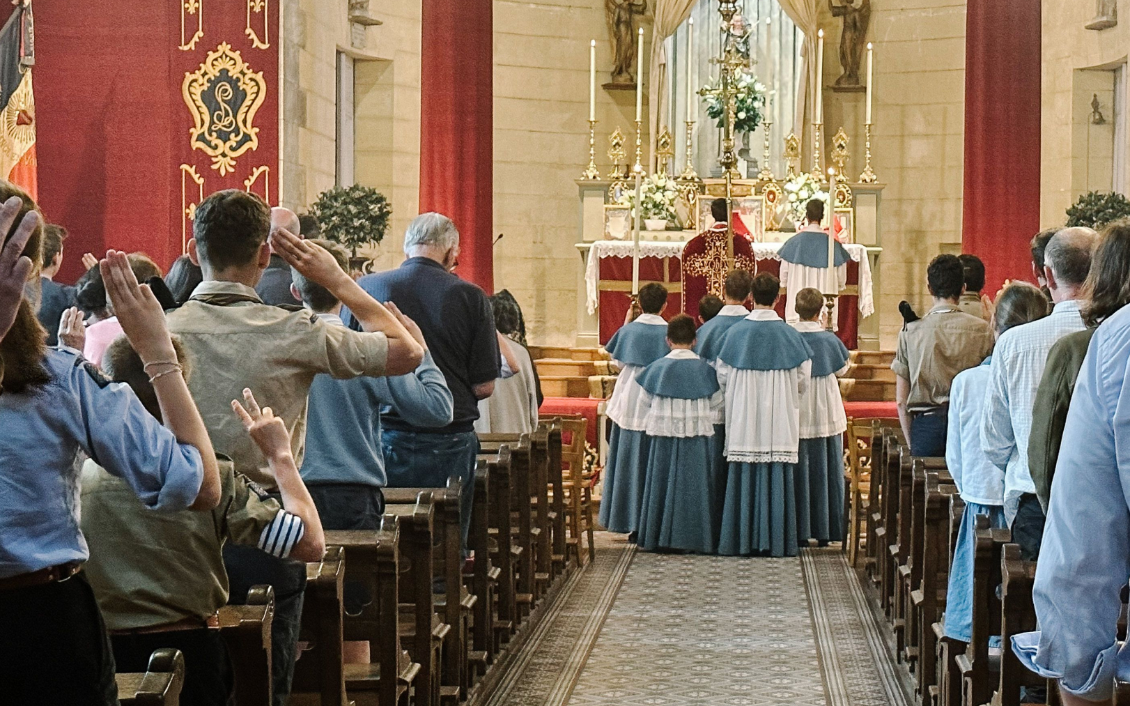 Messe à l’église Saint-Louis de Port-Marly (Yvelines) par un prêtre de l'Institut du Christ Roi Souverain Prêtre. LP/Arnaud Dumontier