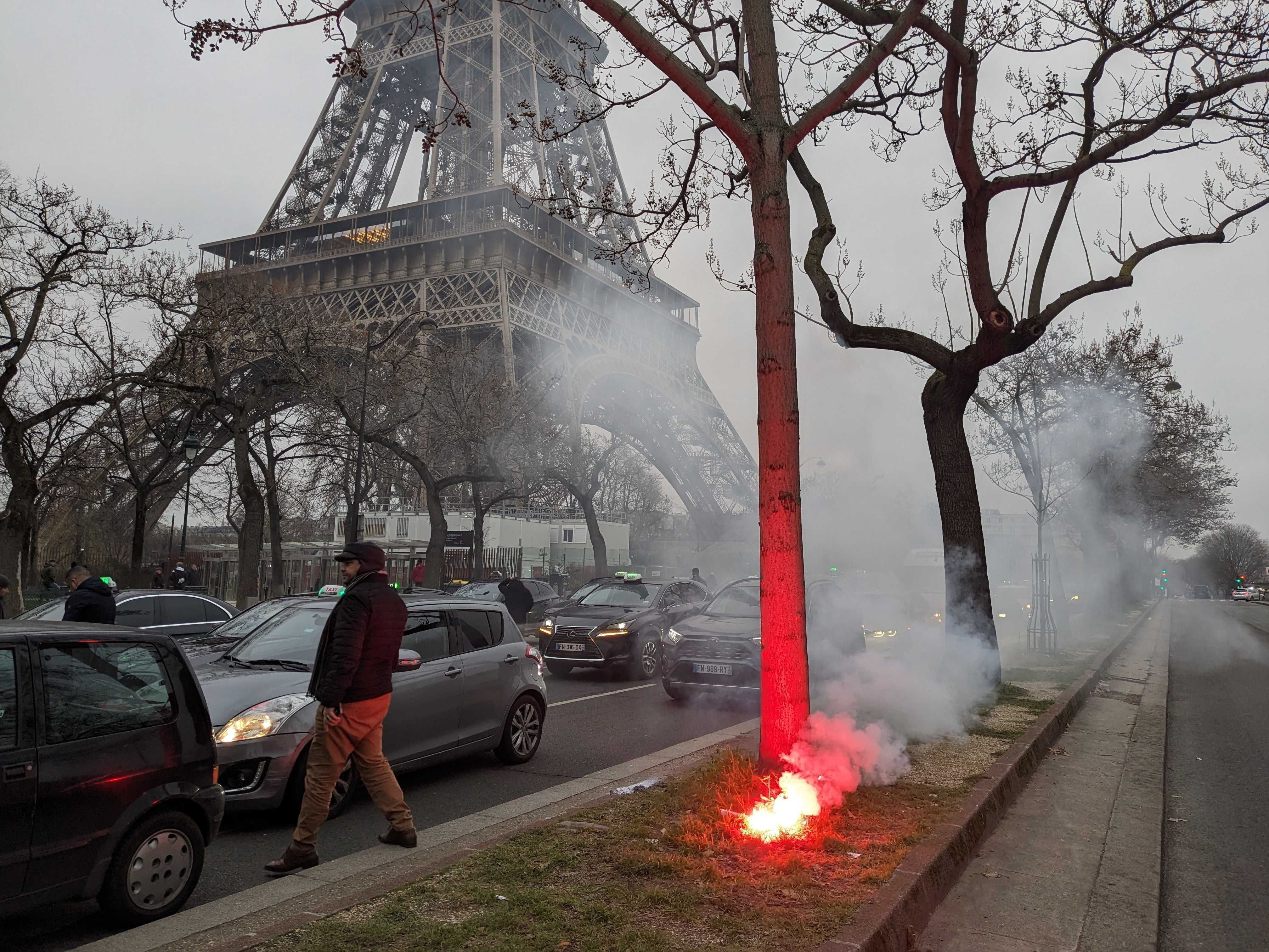 Paris (VIIe), le 12 janvier. Plusieurs centaines de chauffeurs avaient déjà organisé des opérations escargot dans la capitale, notamment pour dénoncer la baisse des remboursements des transports sanitaires en taxi. LP/Aubin Laratte