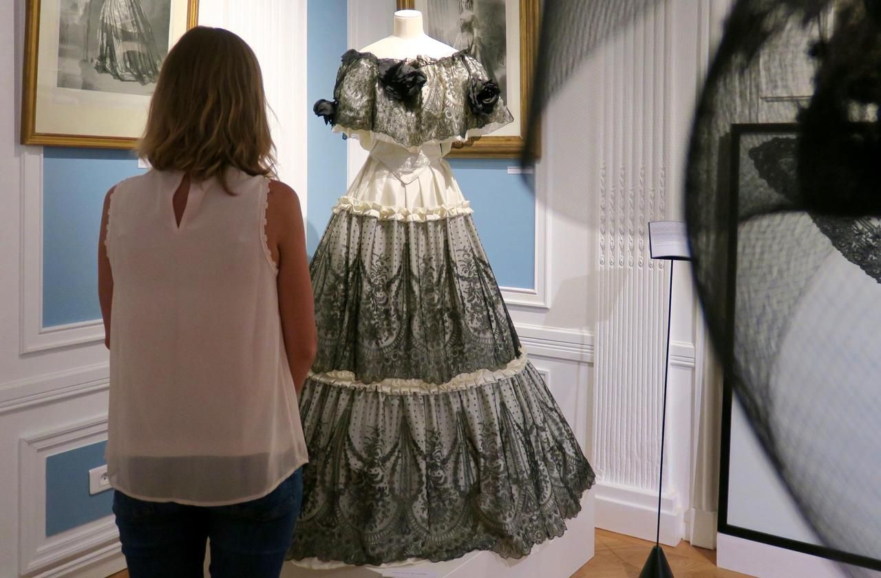 <b></b> Madame Carven, couturière et fondatrice de la Maison Carven a reconstitué la robe de l’épouse du duc d’Aumale à partir d’un tableau.
