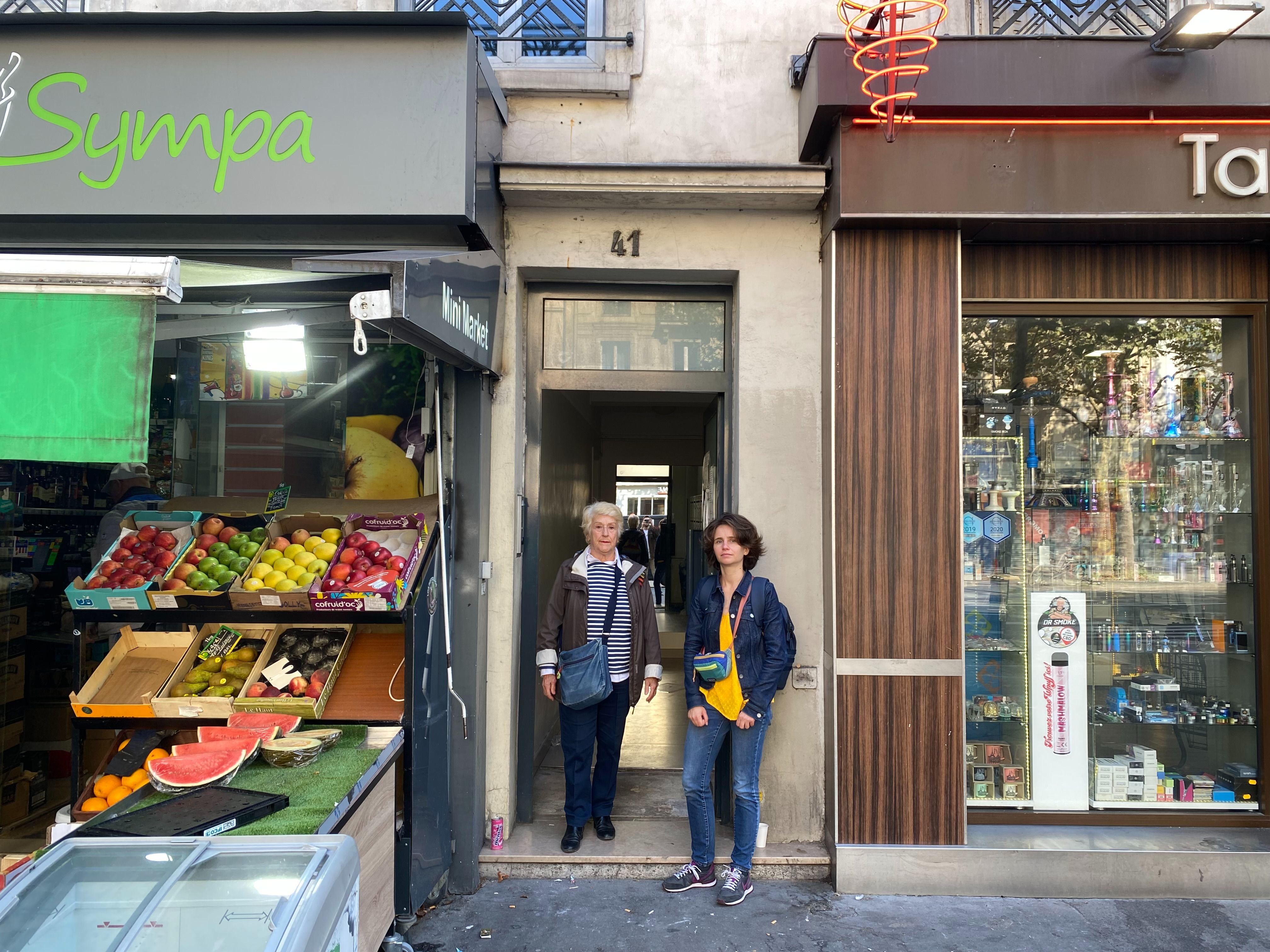 Paris (XIVe), le 18 septembre. Après une pollution au mercure dans les parties communes, les habitants du 41, avenue du Général-Leclerc, comme Joséphine et Maud, n'ont toujours pas pu retourner chez eux. LP/Auguste Canier