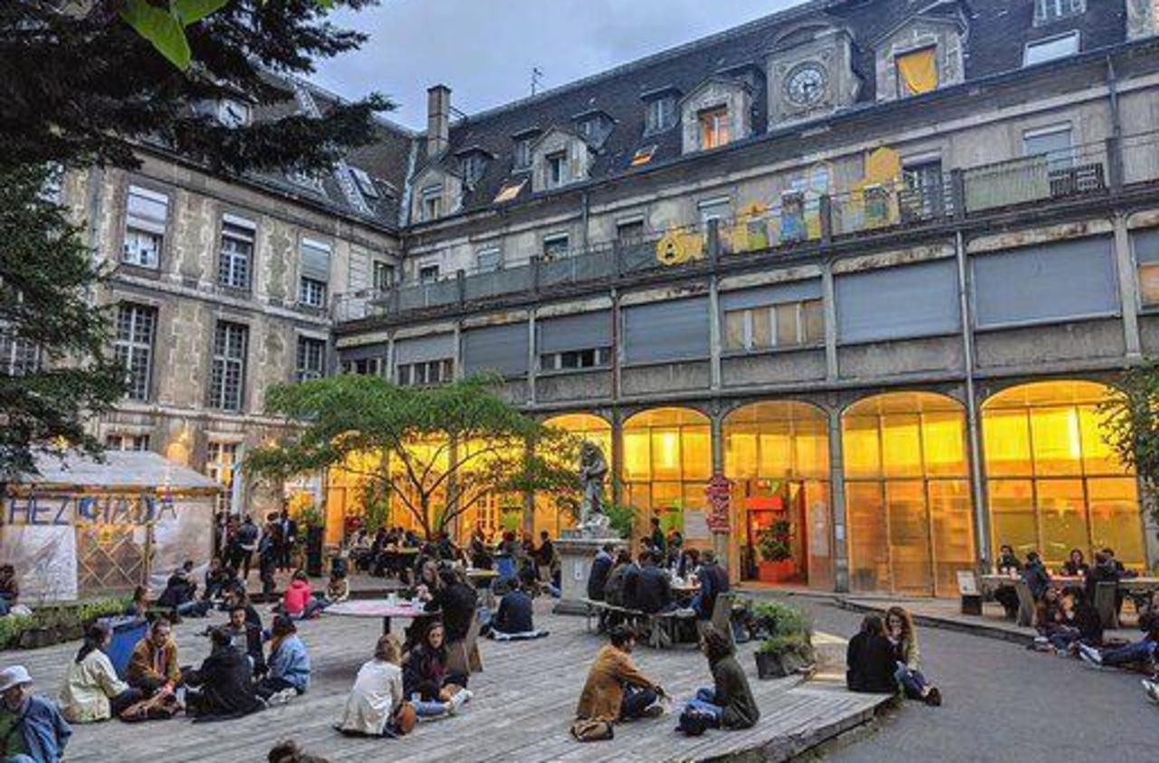 <b></b> Avenue Denfert-Rochereau, Paris (XIVe). Pendant cinq ans, l’ancien site de l’hôpital Saint-Vincent-de-Paul est devenu une sorte de ville idéale, à la fois solidaire, écoresponsable et hypercréative, où ont vécu 2 000 personnes.