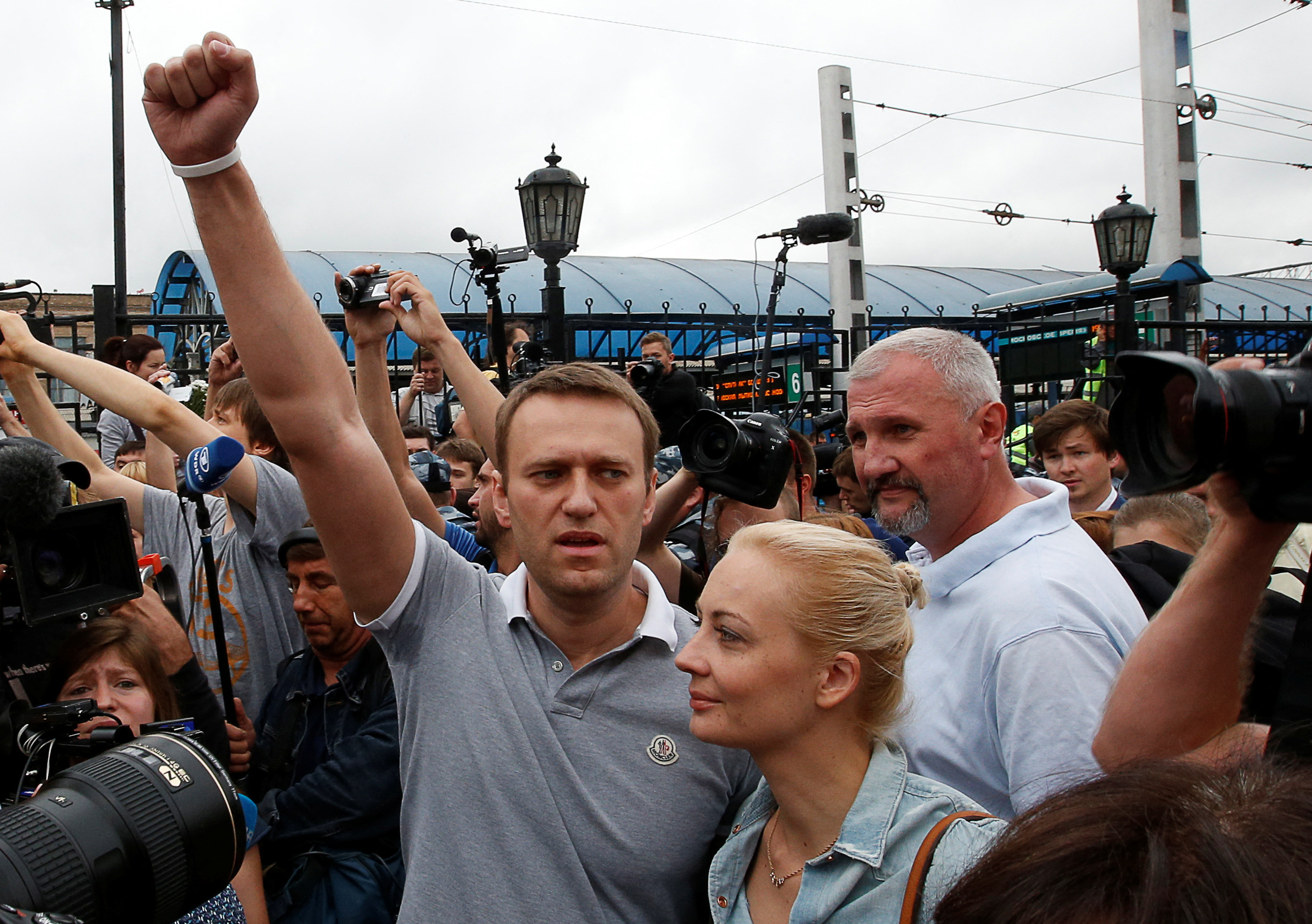 Alexeï Navalny en compagnie de sa femme et au milieu de ses supporters, en 2013, à Moscou. Reuters/Griogori Dukor