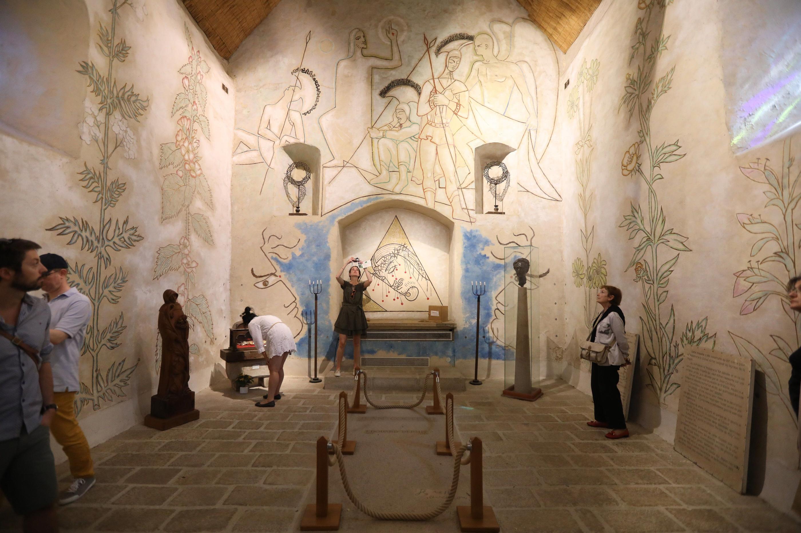 Jean Cocteau a orné les murs de la chapelle Saint-Blaise de «simples» plantes médicinales à Milly. LP/Philippe Lavieille