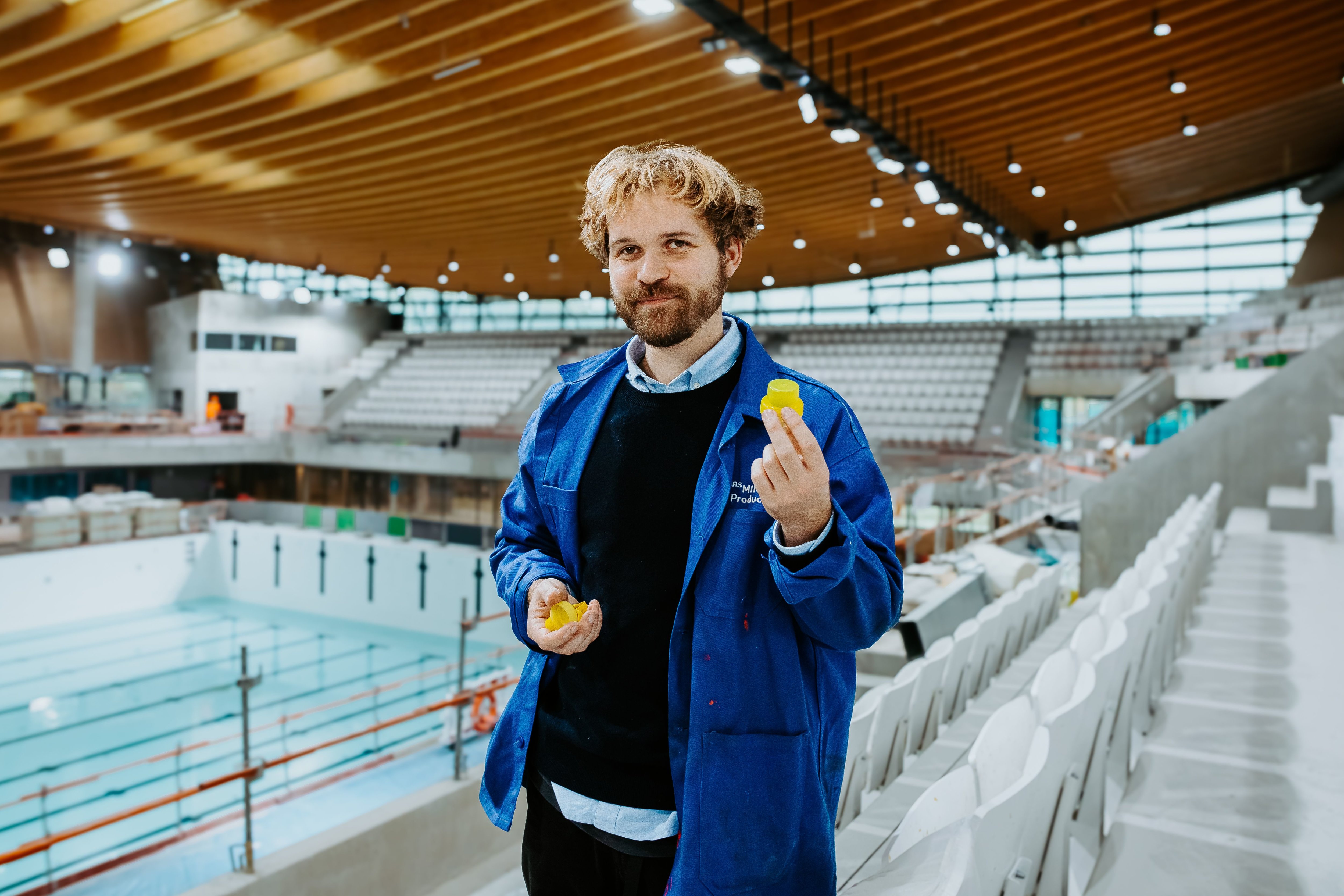 Cofondé en 2018 par Marius Hamelot, le Pavé a recyclé 100 tonnes de déchets plastiques franciliens afin de fabriquer des sièges pour le centre aquatique olympique et l'Adidas Arena. Roxane Montaron-Lescanaux