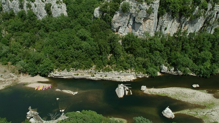 La rivière Chassezac, dans laquelle le couple a été retrouvé noyé (illustration) AFP/ Gérard Guittot