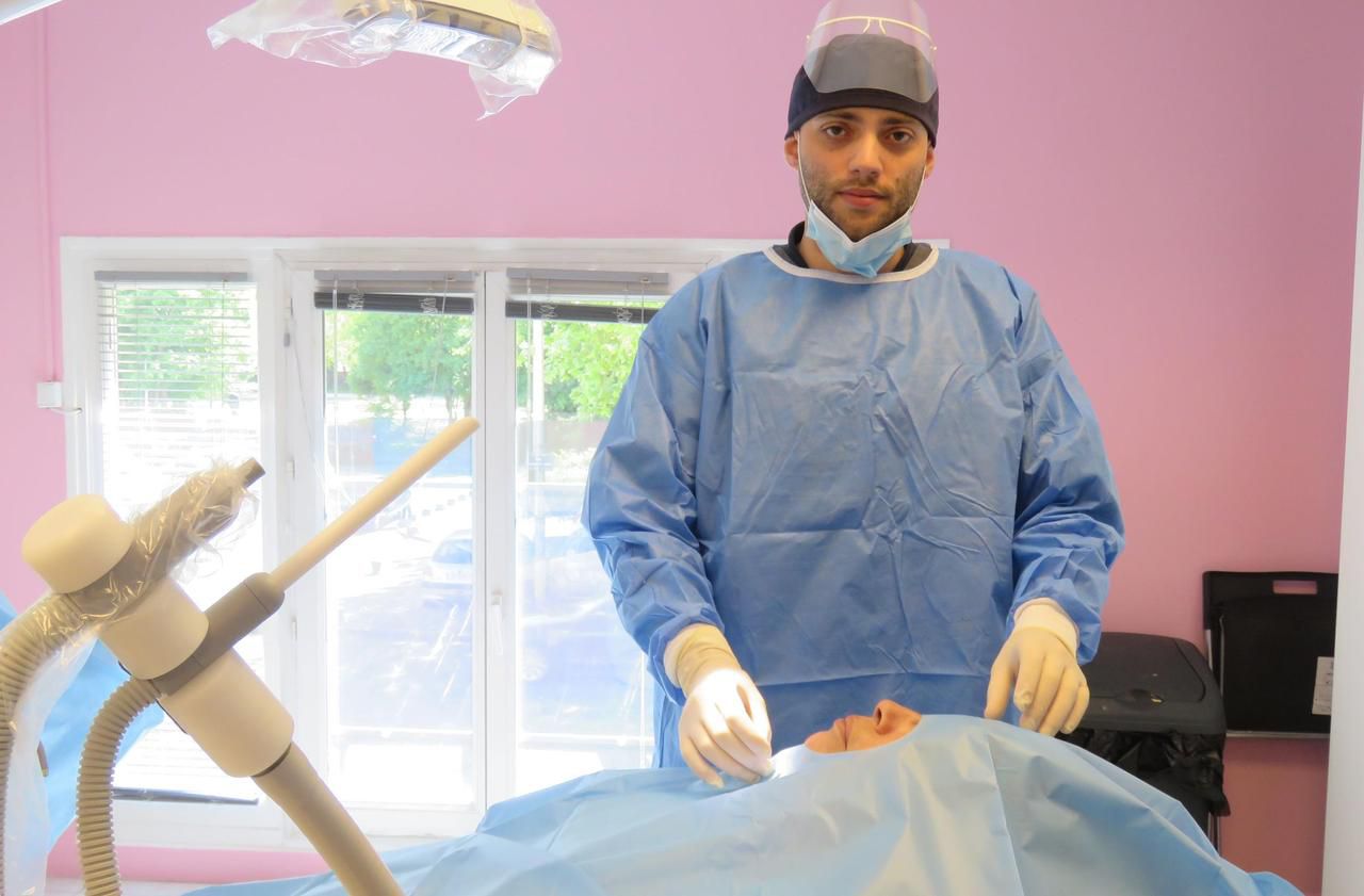 <b></b> Garges-lès-Gonesse, ce vendredi. José Santos, dentiste va procéder à une opération sur Khadija (allongée) qui va bénéficier d’implants gratuitement dans le cadre de la campagne "Un sourire pour tous", portée par l’association Dentis. 