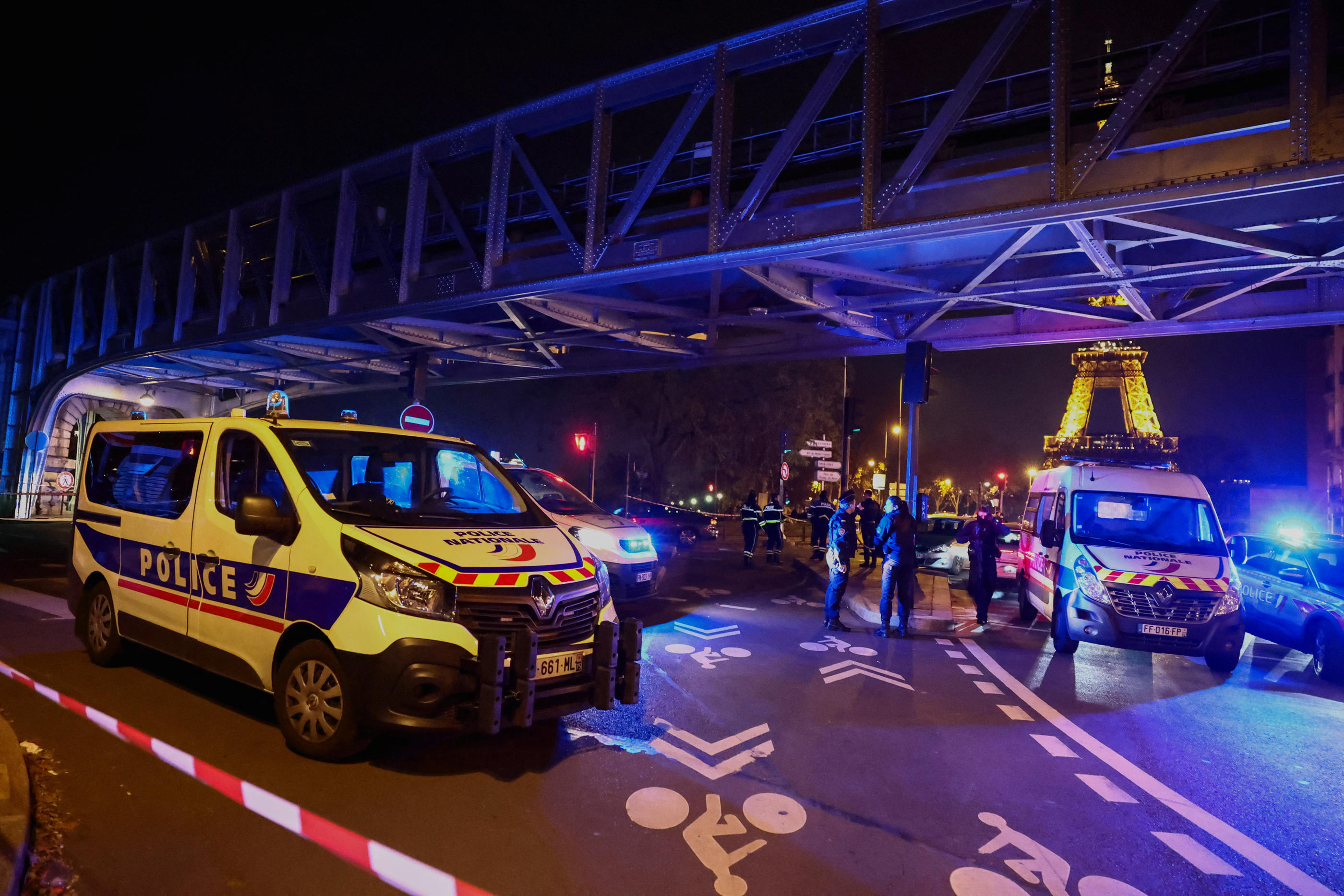 Un touriste a été tué par un terroriste samedi soir sur le pont de Bir-Hakeim, à Paris. L'assaillant avait déjà ébauché un projet d’attentat à La Défense en 2016. Il avait fait 4 ans de prison. Reuters/Stéphanie Lecocq