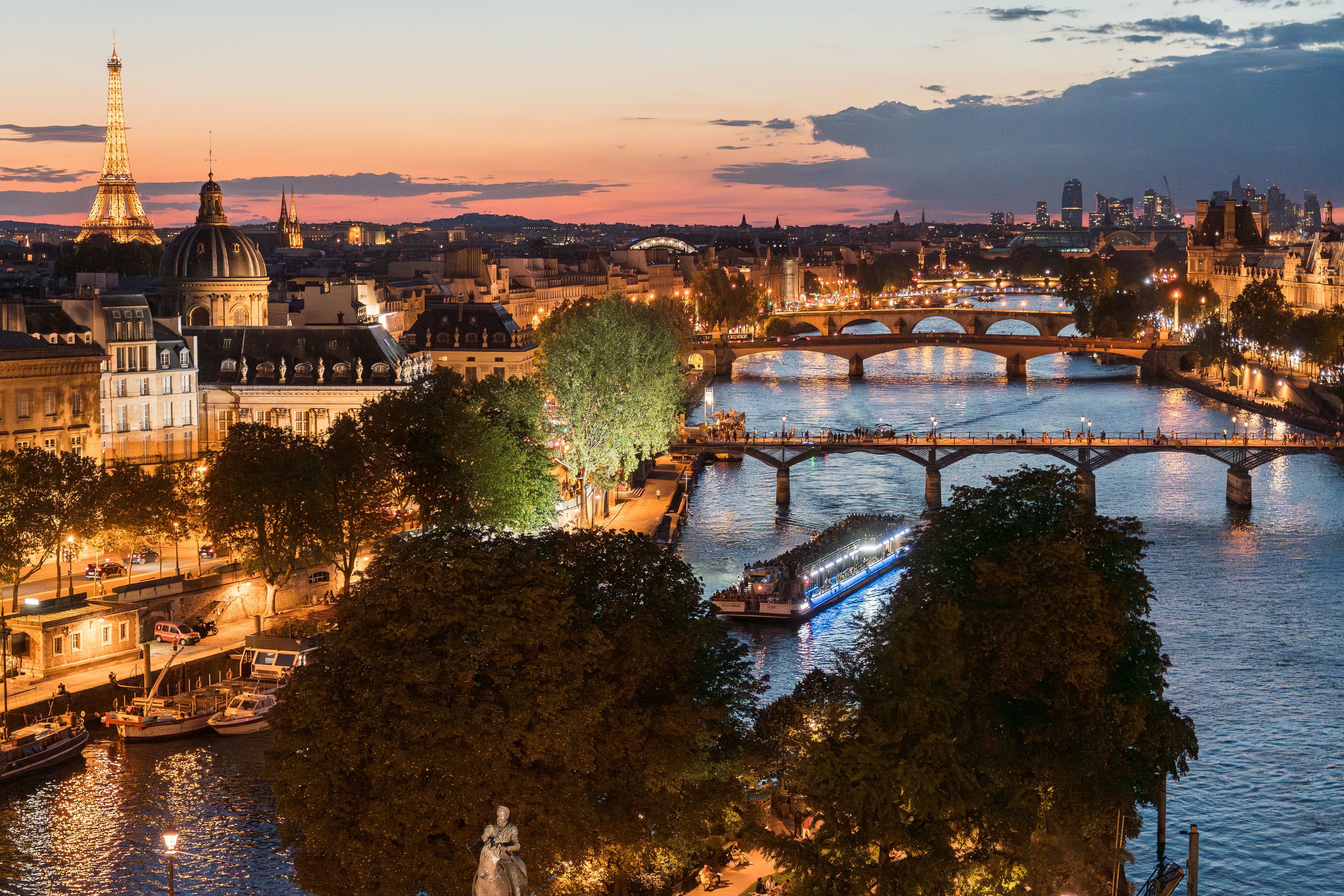 Les dîners-croisières organisés par plus d'une dizaine de compagnies dont l'historique Bateaux mouches (notre photo),  restent une formule originale pour découvrir Paris by night et contrairement à ce que pensent bon nombre d’habitants de la capitale, ils ne sont pas réservés aux touristes. DR