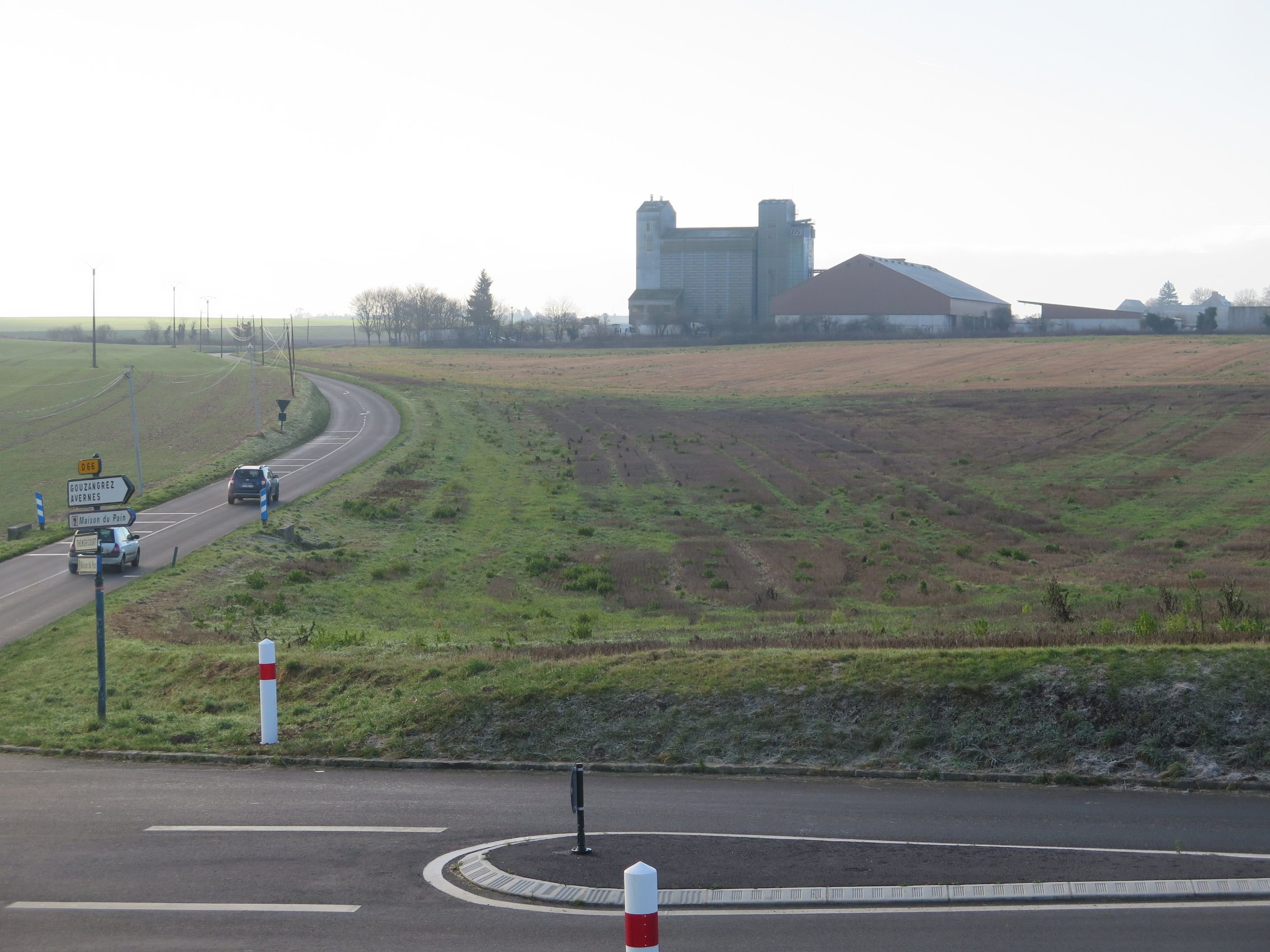 Le Perchay (Val-d'Oise). C'est sur cette parcelle, près du silo, aux abords du village, que quatre agriculteurs projettent d'implanter une unité de méthanisation. LP/Marie Persidat